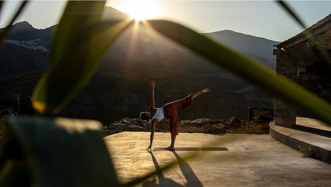 Et si vous vous offriez une parenthèse enchantée sous le soleil grec ? Une retraite de yoga en Grèce, l’occasion parfaite pour se reconnecter à soi-même. Imaginez-vous pratiquer le yoga face à une mer d’un bleu éclatant, caressé par la brise méditerranéenne et baigné dans cette lumière grecque si apaisante.
Que vous soyez débutant ou yogi expérimenté, notre Retraite de Yoga du 7 au 14 septembre 2025 sur l’île de Serifos, vous invite à une immersion profonde pour enrichir votre pratique et revitaliser corps et esprit. Le plus beau des cadeaux ! #yogaretreatgreece #yogagreece #yogaserifos #agiftforme #cadeaupoursoi #septembergreece