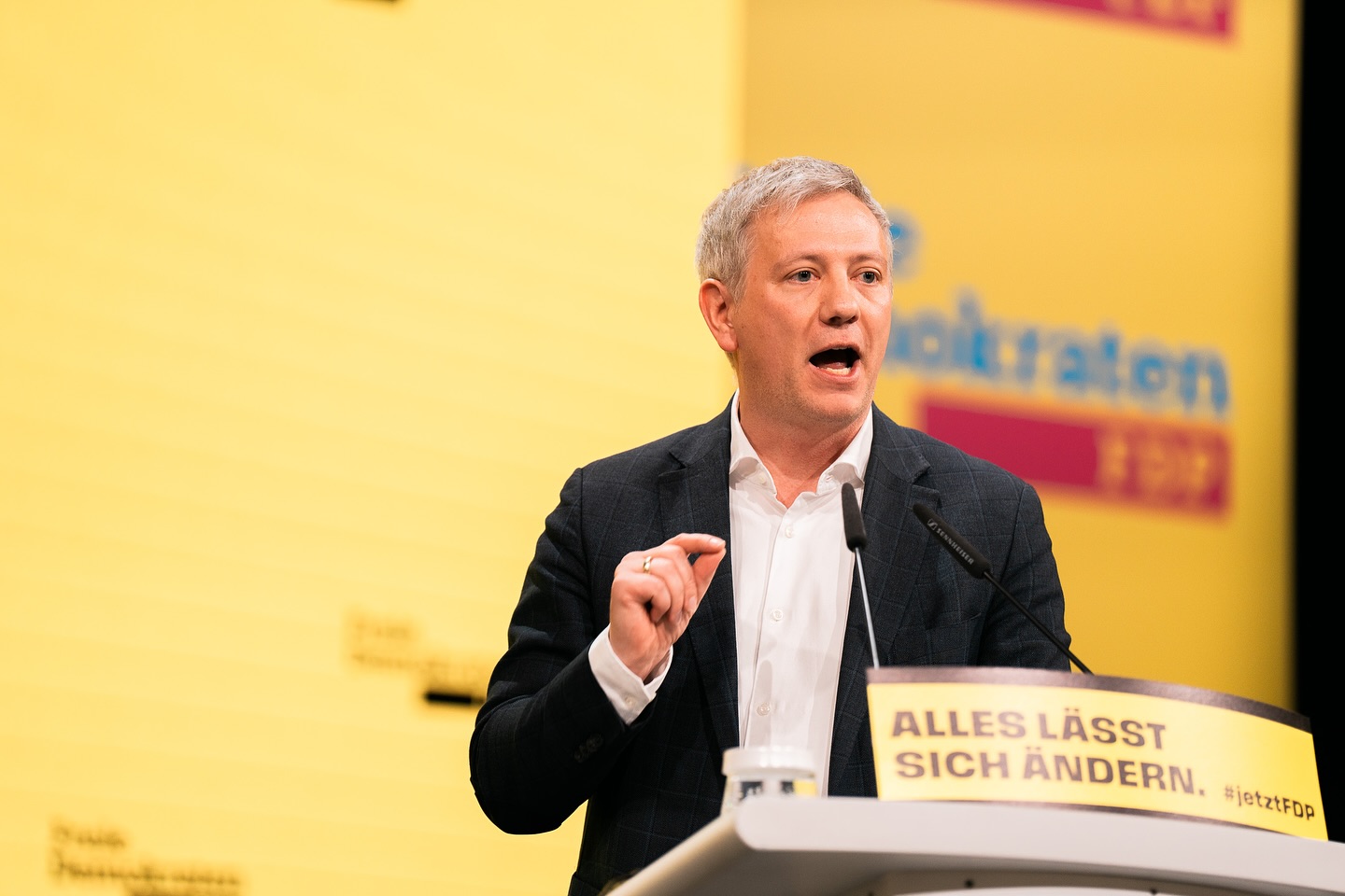Der außerordentliche Bundesparteitag der @fdp in Potsdam markiert den Startschuss für den Endspurt im Bundestagswahlkampf. Im Fokus des Parteitags standen zentrale Themen wie eine Wirtschaftswende mit Bürokratieabbau, steuerlichen Entlastungen und der Abschaffung des Solidaritätszuschlags. In der Migrationspolitik fordern wir mehr Kontrolle und Konsequenz, während wir eine Koalition mit den Grünen ausgeschlossen und für ein Bündnis mit der Union positioniert haben.
@christianlindner betonte in seiner Rede die Bedeutung der Wahl als “Richtungsentscheidung” und appellierte an freiheitsliebende Bürger, die liberale Stimme im Bundestag zu sichern. Die FDP ist der Garant für Marktwirtschaft und bürgerliche Freiheitsrechte.
Am 23. Februar zählt jede Stimme! Unterstützen Sie die einzige Partei, die Freiheit, Innovation und Verantwortung in den Mittelpunkt stellt. Wählen Sie FDP – für eine starke liberale Stimme im Bundestag! #jetztFDP #alleslässtsichändern
📸 @james_zabel