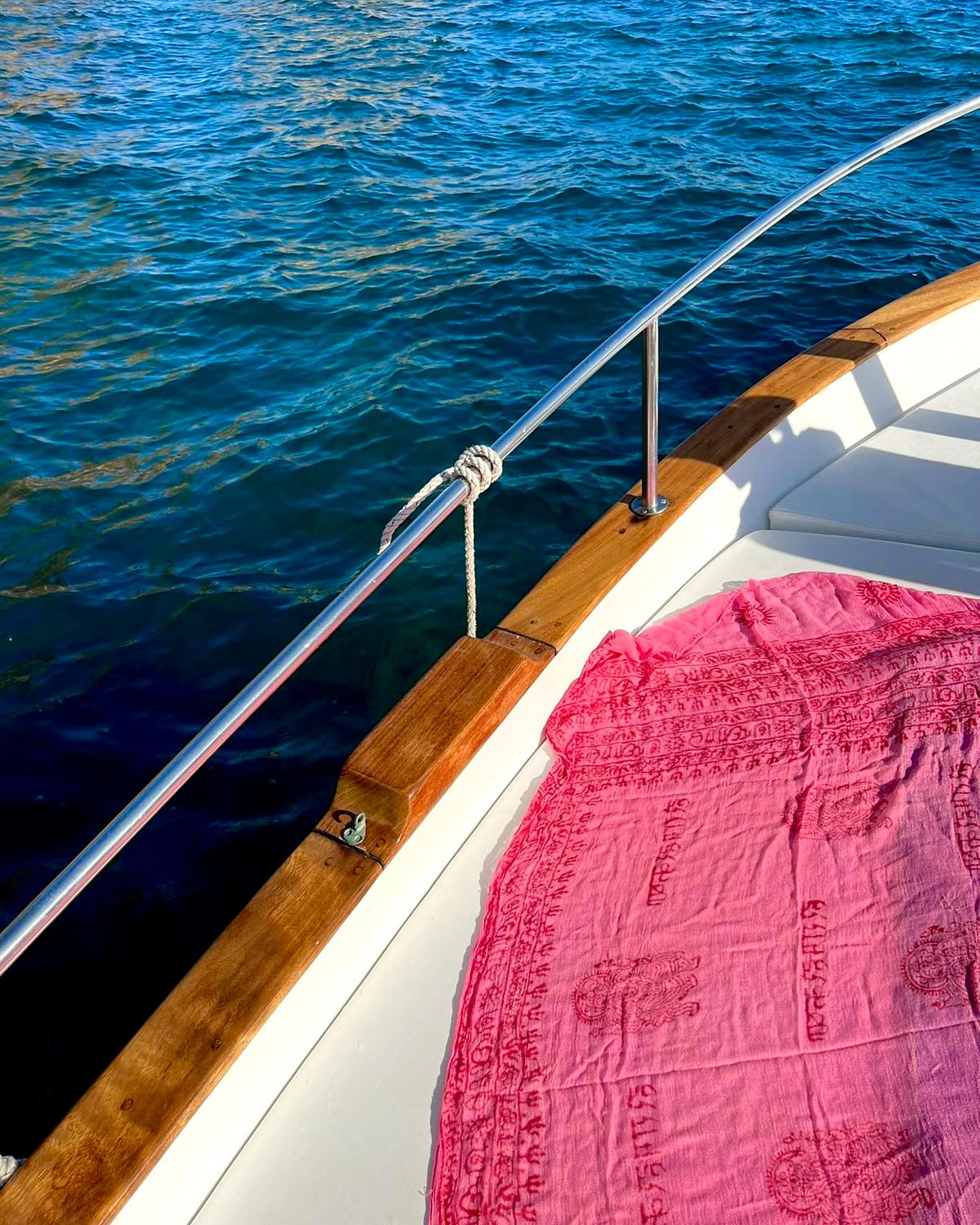 Aquests dies de 🌞 que estem tenint no us recorden a l’estiu? Va, ja queda poc!! ⚓️
#costabrava #boatrental #llautsivelers #mediterranean