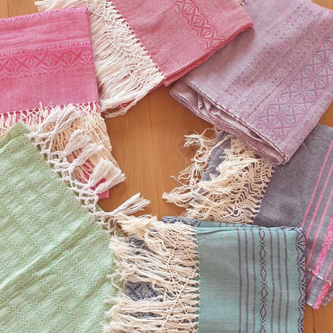 Rebozo ~ in Verbindung gehen, Umarmung und Einhüllen
Diese wunderschönen von indigenen Frauen in Handarbeit gewebten Tücher begleiten mich und meine Arbeit mit Schwangeren, im Wochenbett und bei anderen Ritualen für Lebensübergänge im gesamten Leben von Frauen.
Traditionell sind die Tücher Kleidungsstücke, Tragetücher für Babys und Kinder, Unterstützung bei Geburt und werden außerdem für Massagen und rituelle Zeremonien verwendet. Schon in der Herstellung wird im Gewebe die Intention von Verbindung und Schutz gegeben.
Nächstes Wochenende darf ich sie für ein Closing Ritual nach dem Wochenbett nutzen. Nach der Öffnung während Schwangerschaft und Geburt ist es ein körperliches und vor allem energetisches Schließungsritual.
Kontaktiere mich gern bei Interesse an dieser wundervollen Arbeit 🧡
#rebozo #closingthebones
#ayurdoula #doula #postpartummassage #postpartumdoula #blessingway #schwangerenmassage