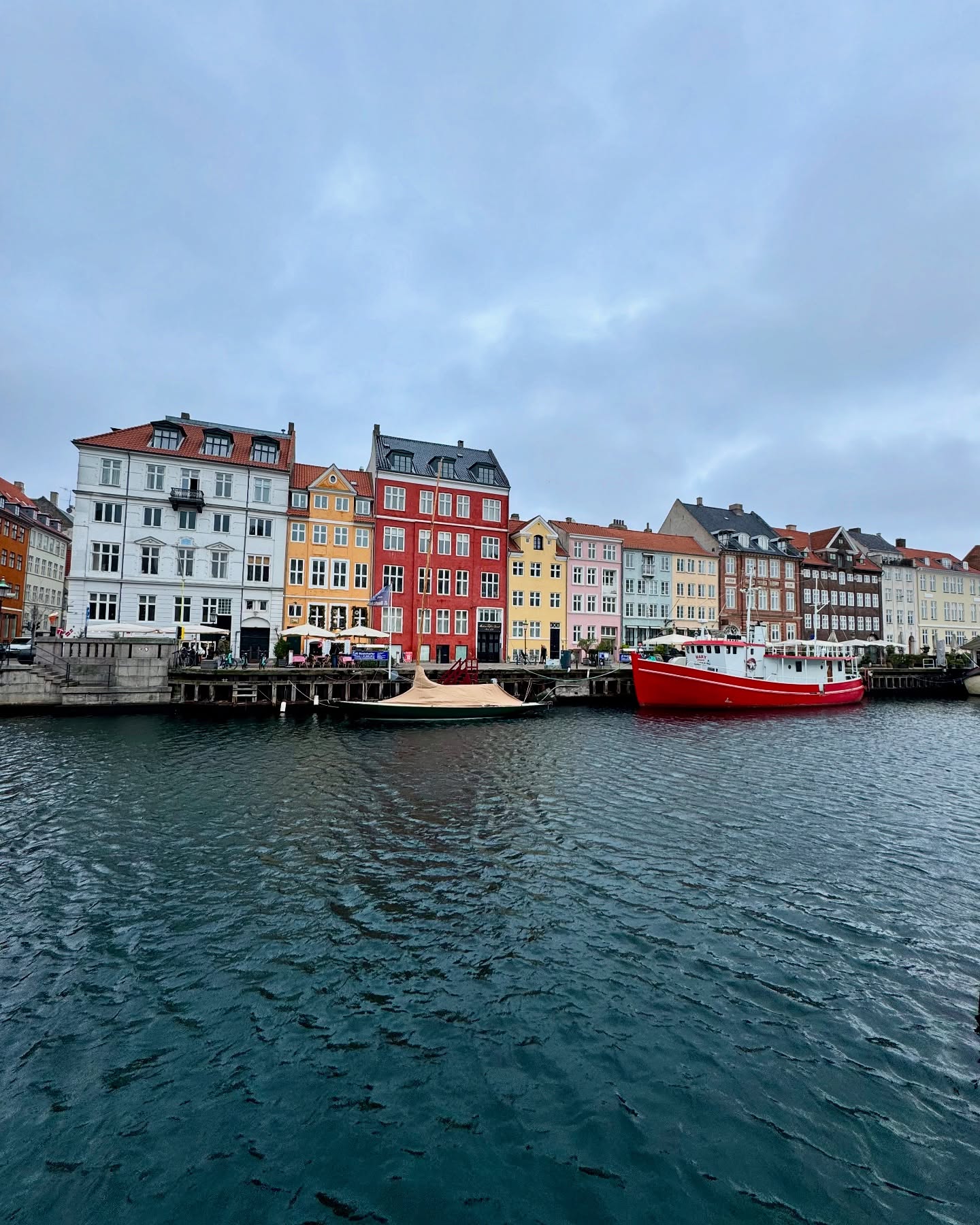 Sai qual è il luogo più iconico di Copenaghen? (E no, non è la Sirenetta!) 🇩🇰✨
Benvenuti a Nyhavn, il quartiere più fotografato della capitale danese! Oggi le sue casette colorate che si affacciano sul canale sembrano uscite da una cartolina, ma la sua storia è tutt’altro che perfetta: un tempo era il rifugio di marinai, mercanti e artisti bohémien.
Qui si mescolavano in un’atmosfera vivace e caotica. Persino Hans Christian Andersen ha vissuto qui per 18 anni, trovando ispirazione per le sue fiabe!
🔹 Cosa non perdere a Nyhavn?
🏡 Il civico 9, la casa più antica che risale al 1681
📸 L’arco della Danish National Art Library, il punto perfetto per scattare una foto da cartolina
⚓ Il Mindeankeret, l’ancora monumentale in memoria dei marinai caduti nella Seconda Guerra Mondiale
Se c’è un posto che incarna l’anima di Copenaghen, insomma, quello è Nyhavn. È il luogo perfetto per godersi un tramonto sul canale, bere una birra in uno dei suoi storici pub o semplicemente perdersi tra i suoi colori e la sua atmosfera senza tempo. 🌊💛
Ci sei mai stato? O è sulla tua lista dei desideri e ti piacerebbe visitarlo? ⬇️✨
Nyhavn canal
Copenhagen
Danimarca
Travel
#travelwithiaia #copenhagen🇩🇰 #cph #nyhavncanal