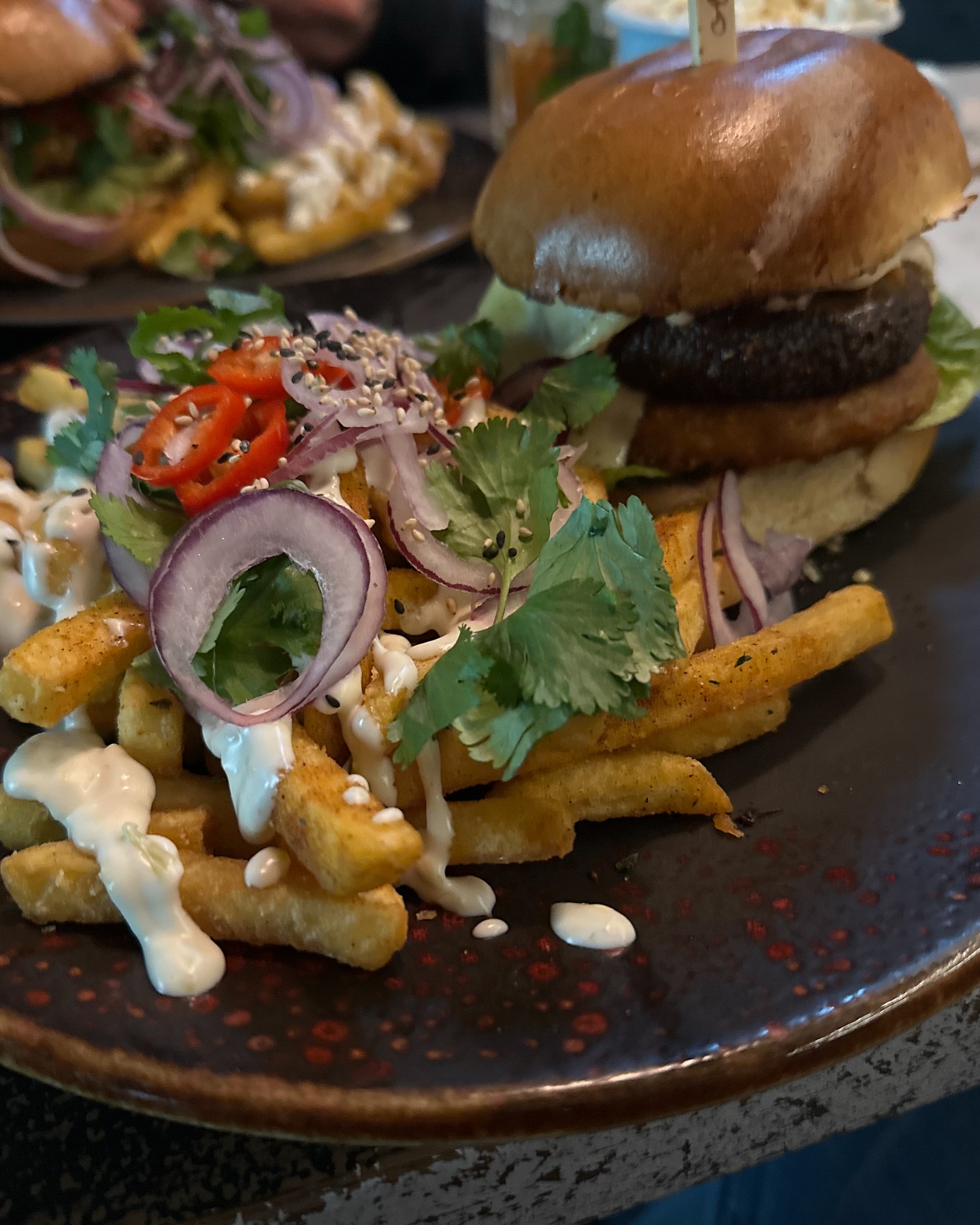 Besuch in Hamburg - kleiner Abstecher zum „AHOI“ von @steffen_henssler …
Zu einem leckeren „AHOI CAIPI“ gab es „Pink Salt Edamame“ als Vorspeise.
Der Hauptgang wurde von Hüttenzauber Burger und Fritten im Henssler Style gefüllt.
Es war sehr lecker - leider Herrn Henssler nicht angetroffen. 😅…
Als Absacker gab es „STEFFENS PFLAUMENKICK“… - kannte ich nicht - aber mega lecker… wird auf jedenfall nach gemacht.
@mazensbbq
@matthias81krause
@steffen_henssler - Danke
Ist auf jeden Fall einen Besuch wert.
#mazensbbq #burger #burgerporn #bbq #lecker
#ahoi #ahoihamburg