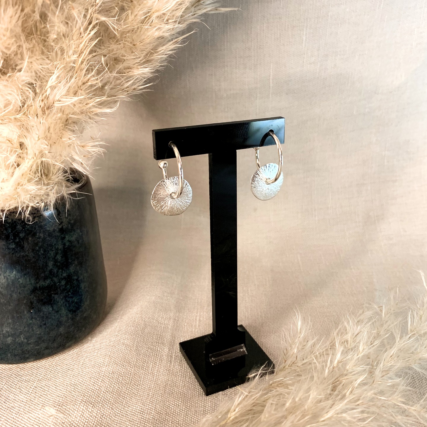 ✨ Nouvelle Création – Les Boucles Skal ✨
Laissez-vous charmer par l’élégance des Boucles Skal, des créoles en argent massif sublimées par une pastille martelée amovible. Un design raffiné et modulable qui s’adapte à toutes vos envies. 💫
🔹 Polyvalentes & uniques : Portez-les avec ou sans pastille pour un style sur-mesure.
🔹 Fait main avec amour : Chaque détail est soigneusement travaillé pour un bijou aussi élégant qu’intemporel.
💍 Disponibles dès maintenant sur bijouteriepauly.fr
✨ Ajoutez une touche de caractère et de finesse à votre collection ! ✨
#BouclesSkal #créolesargent #bijouxfaitsmain #argentmassif #éléganceintemporelle #bijouxartisanaux #artisane #bijoux #bouclesdoreilles #earrings #labaule #lepouliguen #loireatlantique