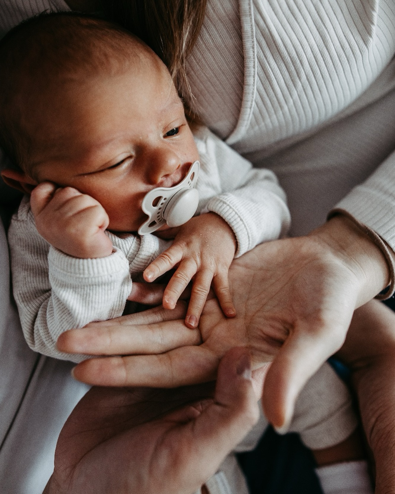 Die letzten Wochen waren aufregend. Ich habe zwei Instagram Kanäle zu einem gemacht. Hunderte Beiträge, Reels, Videos archiviert und den ganzen Account platt gemacht um einen Neuanfang zu starten. Ich hatte Monate lang Angst davor, wieder zu einem Hauptkanal zurück zu wechseln.
- Das kann ich nicht machen…
- wie sieht das denn aus? Wie wirkt das?
- Was denken die anderen? Ist das ein Scheitern?
Und dann hab ich es einfach gemacht, weil was bringt es denn, wenn ich nicht glücklich und völlig blockiert bin? Und ich glaube es war genau der richtige Schritt. Ich durfte die letzten Tage zwei absolut wundervolle Shootings begleiten, mir Zeit nehmen, vertrauen spüren und dabei sehen wie etwas Besonderes entstehen darf…
Manchmal muss man mutig sein und Risiken eingehen. Ich bin gespannt wie die Reise weiter geht. Ihr auch?
#FotografieDieBerührt
#EchteErinnerungen
#MehrAlsNurFotos
#NatürlicheFotografie
#FotografieMitGefühl
#AuthentischeMomente
#Schwangerschaftsfotografie
#HeidelbergFotografie
#Babybauchshooting
#WerdendeMama
#Neugeborenenfotografie
#HeidelbergMoments
#HeidelbergFotografin
#ErinnerungenDieBleiben