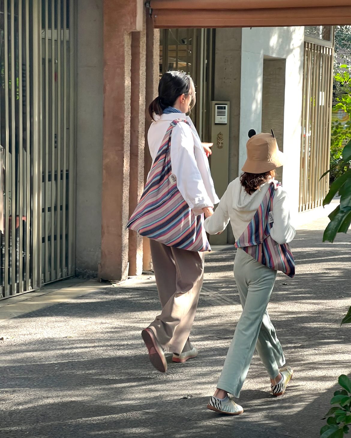 Hola amigos!🌮
Mexico City is full of inspiration with it’s authenticity! We’ve always wanted to visit Mexico one day and this was just the right time to share a big day of my dearest friend.
As a family of three, we had a one full week to enjoy this beautiful city. The giant trees, green balconies, cheerful language, so many modernist buildings, and colorful skulls, funny skeletons, pyramids, many tribes, birds, capybaras, and many more welcomed us with joy!
There is so much more to see in CDMX and in the whole country and I already have my to-do list for the next time!🌶️🔥
PS: Terra III bag did great during our trip! Breezy weather during the mornings and evenings required to wear a scarf and a jacket. I’m glad I could fit everything into my oversized bag!
#cdmx #mexicodiaries #streetstyle #travellingmexicocitt #travellinglight #travelwithfinegrid