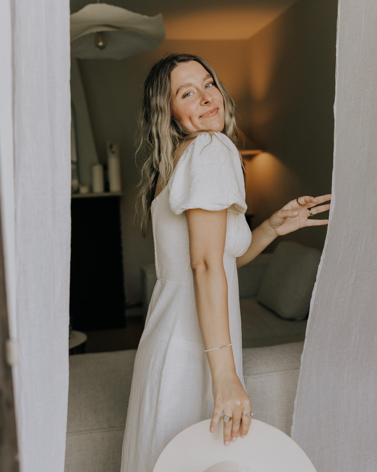 An diesem Tag durfte ich die kraftvollste Vision meines Higher Selfs empfangen. Seitdem folge ich meinem inneren Ruf, der mich immer tiefer zu mir selbst führt. Der Verlust meiner Mama vor 1,5 Jahren 😭 (Absolut immer noch unbegreiflich) … hat mein Leben gebrochen, mich gezwungen, mich selbst und ALLES in einer neuen Tiefe zu erkennen. Jetzt sind da nur noch meine Schwester und ich – gemeinsam tragen wir die geschäftsführende Leitung ihres Lebenswerk. Nebenbei widme ich mich tollen Design-Projekten und Webseiten – doch zwischen all den äußeren Aufgaben geschieht die wichtigste Reise in meinem Inneren. ✨🫶🏻 In diesem Prozess durfte ich erkennen, dass wahre Heilung oft mit Loslassen beginnt. Ich habe verstanden, dass Wachstum manchmal bedeutet, sich selbst an erster Stelle zu setzen, auch wenn es weh tut. What a Process sag ich euch, denn Loslassen ist mein Lebensthema 🙃
Jetzt bin ich auf dem Weg der Heilung. Ich investiere in mich – in meine Seele, in meinen Wachstum. Sei es durch Zeit, die ich mir schenke, oder durch finanzielle Investitionen in Weiterbildungen. Ich lerne, das Vergangene zu integrieren, alte Wunden mit Liebe zu halten und mich selbst in all meinen Facetten zu leben. Schritt für Schritt, Tag für Tag, Baby Steps!!
#healingjourney #dankbar 🥹🫶🏻
DANKE an die süßesten Ladys für diesen wertvollen Tag! @earth___and___soul @marina.ungerer @sabrinaa_hairandmakeup