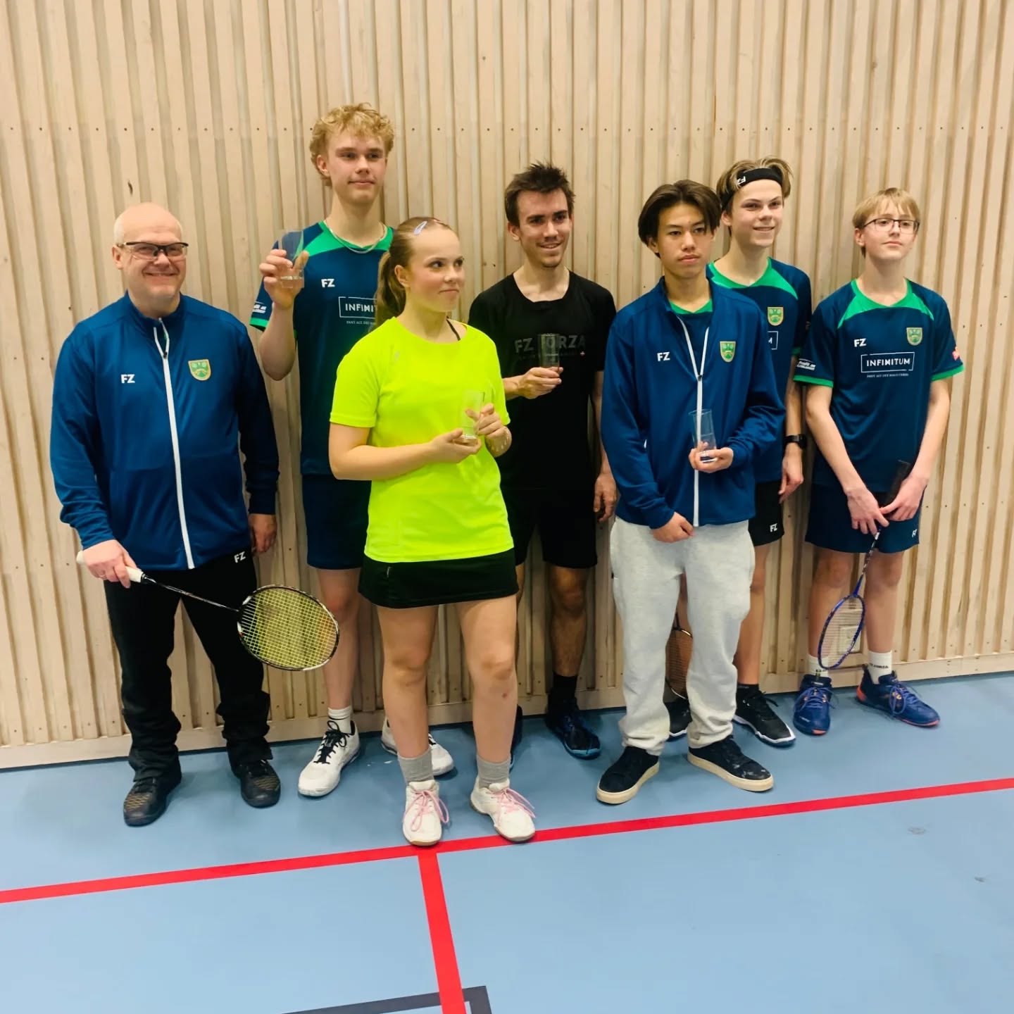 Fornøyd gjeng etter dag 1 av Follosmashen. Takk til Oppegård Badmintonklubb for god gjennomføring.
Våre utøveres sportslige resultater:
U 11: Kasper H og Jakob H K, flott gjennomføring og mange gode kamper🏸
U13A: Valluvan 7 plass
15 A: Patrick Øia 2.plass 🥈
U15C: Gustav Strøm-Engebretsen 7.plass, Markus Hjertøy 2.plass🥈
U17B HS: Mia Haugli 1.plass🥇, Alexander S-Nord 2.plass
SEN D: Jostein Pettersen Engelberg 3.plass🥉
SEN A: Aksel Haugli og Ulrick Edner Høilund 7.plass,
Gabriel Pettersen Engelberg 1.plass🥇
Flott innsats og god stemning i troppen vår denne helgen🏸🏸🏸
#sportmodern.no #norprofil #Infinitum #stabburet #mossbadmintonklubb #norgesbadmintonforbund #badmintonlife #fzforzabadminton
#Follosmashen #Oppegård Badmintonklubb