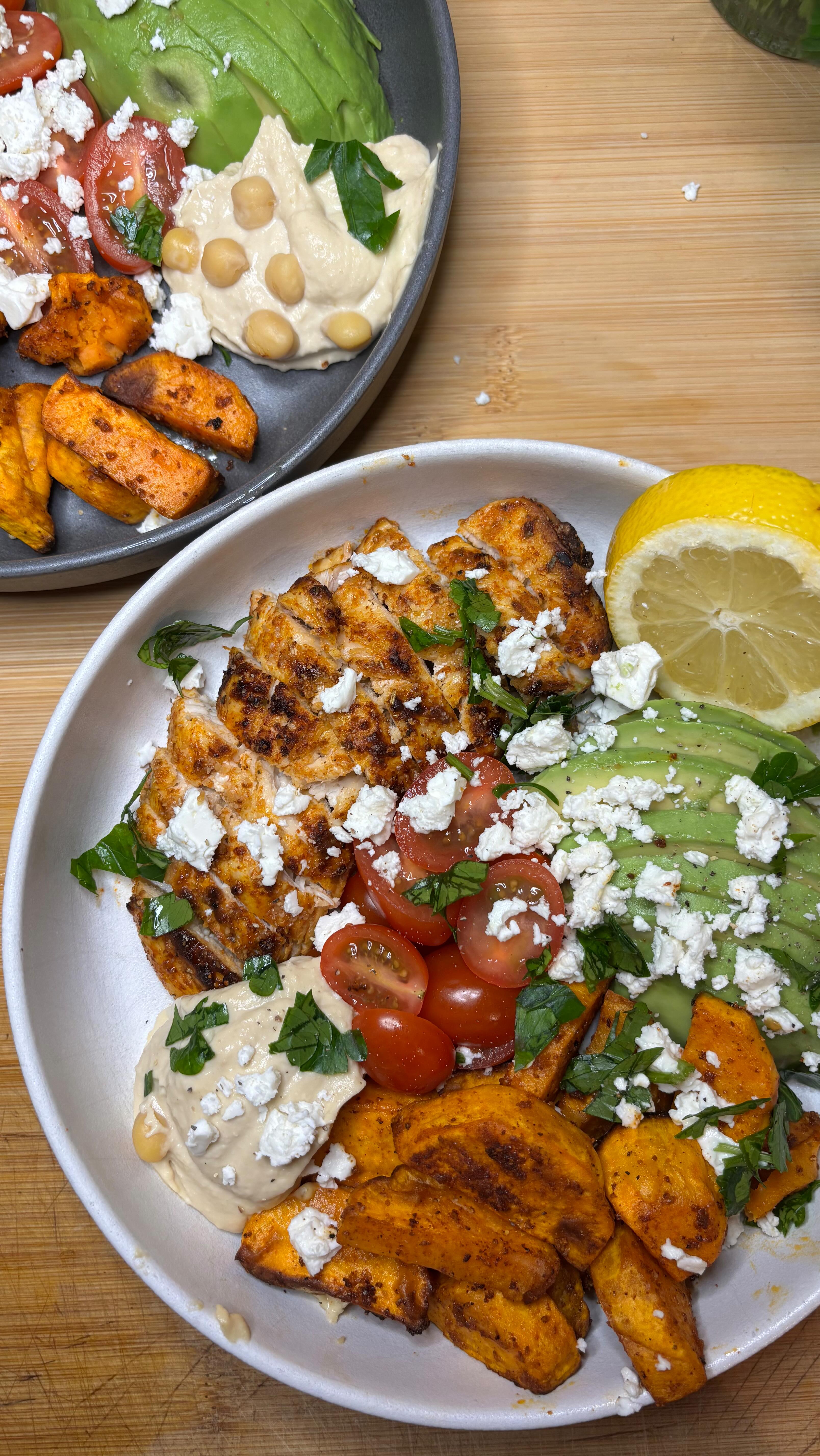 Un délicieux Chicken Bowl !
Sans gluten et anti inflammatoire mais surtout ultra nourrissant ! 😋
Si vous avez un Airfryer alors enregistrez cette vidéo, elle est faite pour vous ! ✨
Pour 2 personnes :
- 2 belles escalopes de poulet
- 1 grosse patate douce
- 1 avocat
- 2 c. à soupe de Houmous
- 2 poignées de tomates cerises
- 60g de fêta
- 1 filet de jus de citron
- paprika, sel, poivre, ail semoule
- persil
Mariner le poulet avec les épices ainsi que la patate douce coupé en morceaux et faire cuire au Airfryer 15 à 20min en piquant pour vérifier la cuisson !
Disposer les ingrédients dans l’assiette et servez 😋
C’est vraiment une tuerie !!! 🙌🏼
Et si cette recette vous a plu alors on abonnez vous ✨
Léa Cosi
Diététicienne-nutritionniste
Spécialiste en drainage lymphatique Renata
📍Coublevie / Les Abrets