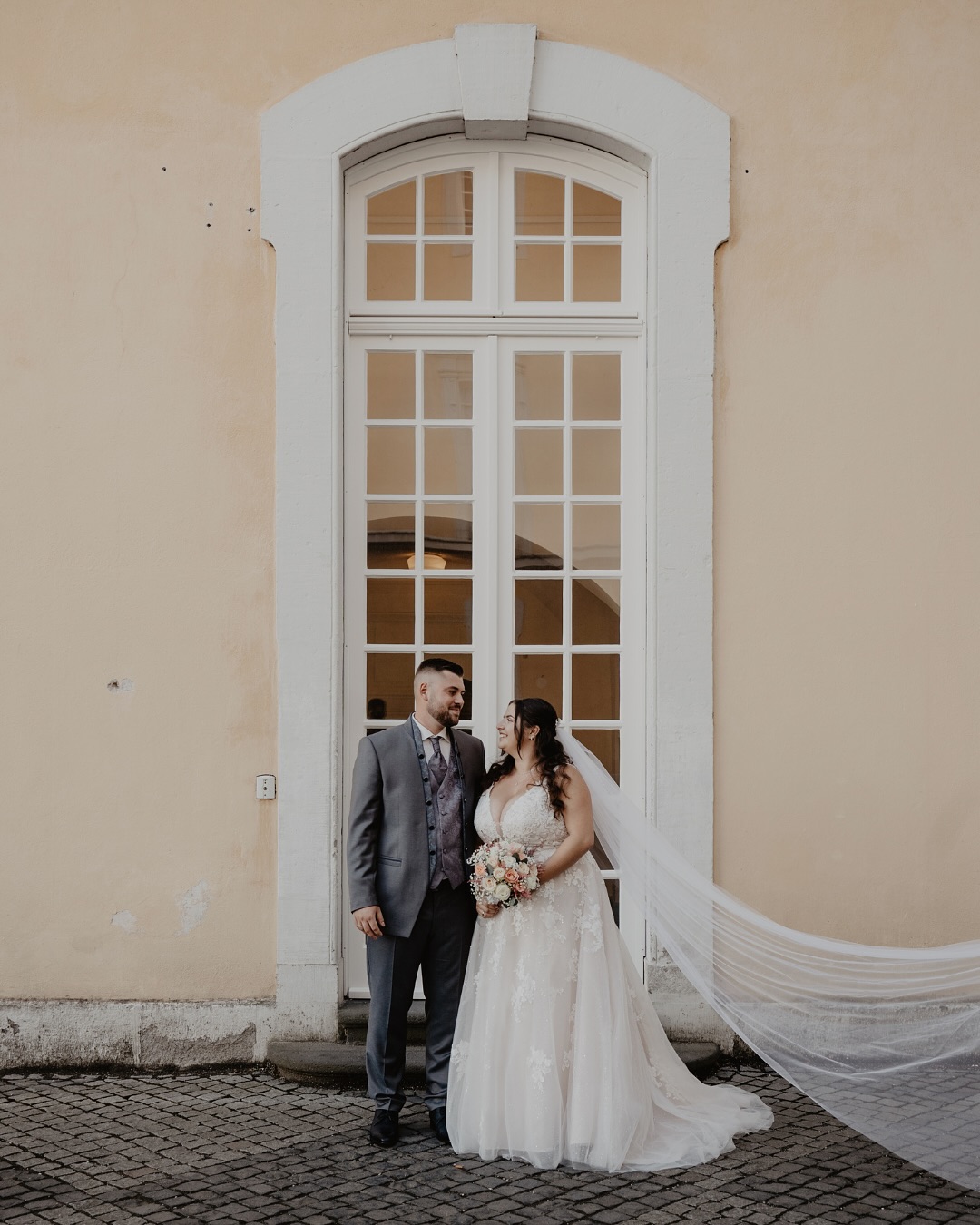 Einfach wow 🥹 Was für eine Traumhochzeit mit so vielen tollen, lieben Menschen! ✨ Das Shooting am Brühler Schloss war magisch und eines meiner Highlights an dem Tag – so viel Liebe und so viele echte Momente 🎞️
Brautkleid: @brautmode_diamore