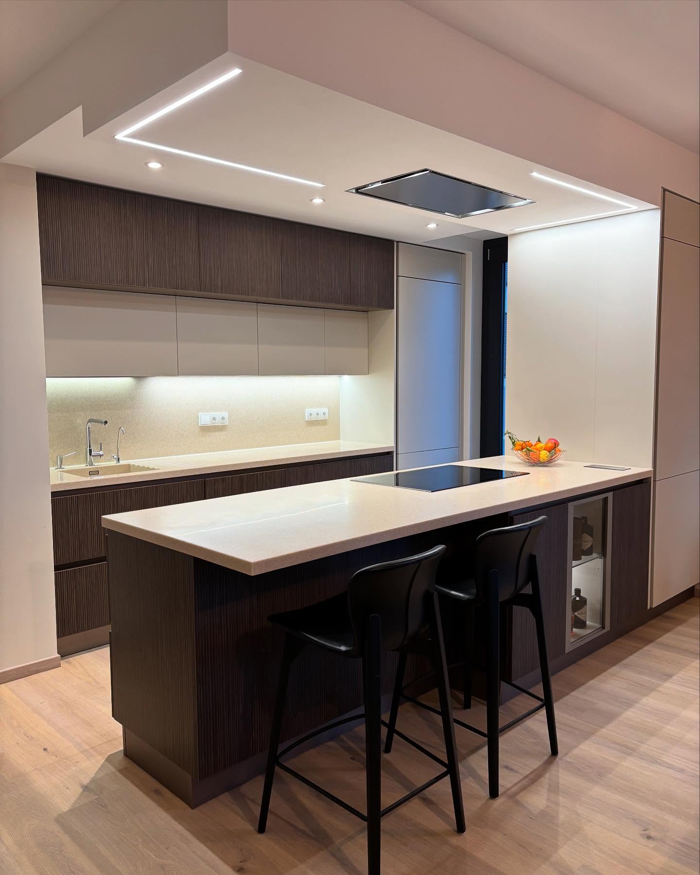 Zadání klienta, který si koupil novostavbu a požadoval kvalitní a nadčasovou kuchyni👍 oslovili jsme ověřeného dodavatele z Itálie @htstudio a výsledek jsou klienti nadšeni 💕 #kitchen #kitchendesign #interior #clientfirst #homedesign #kuchyn #newkitchen #beige #wood #dining