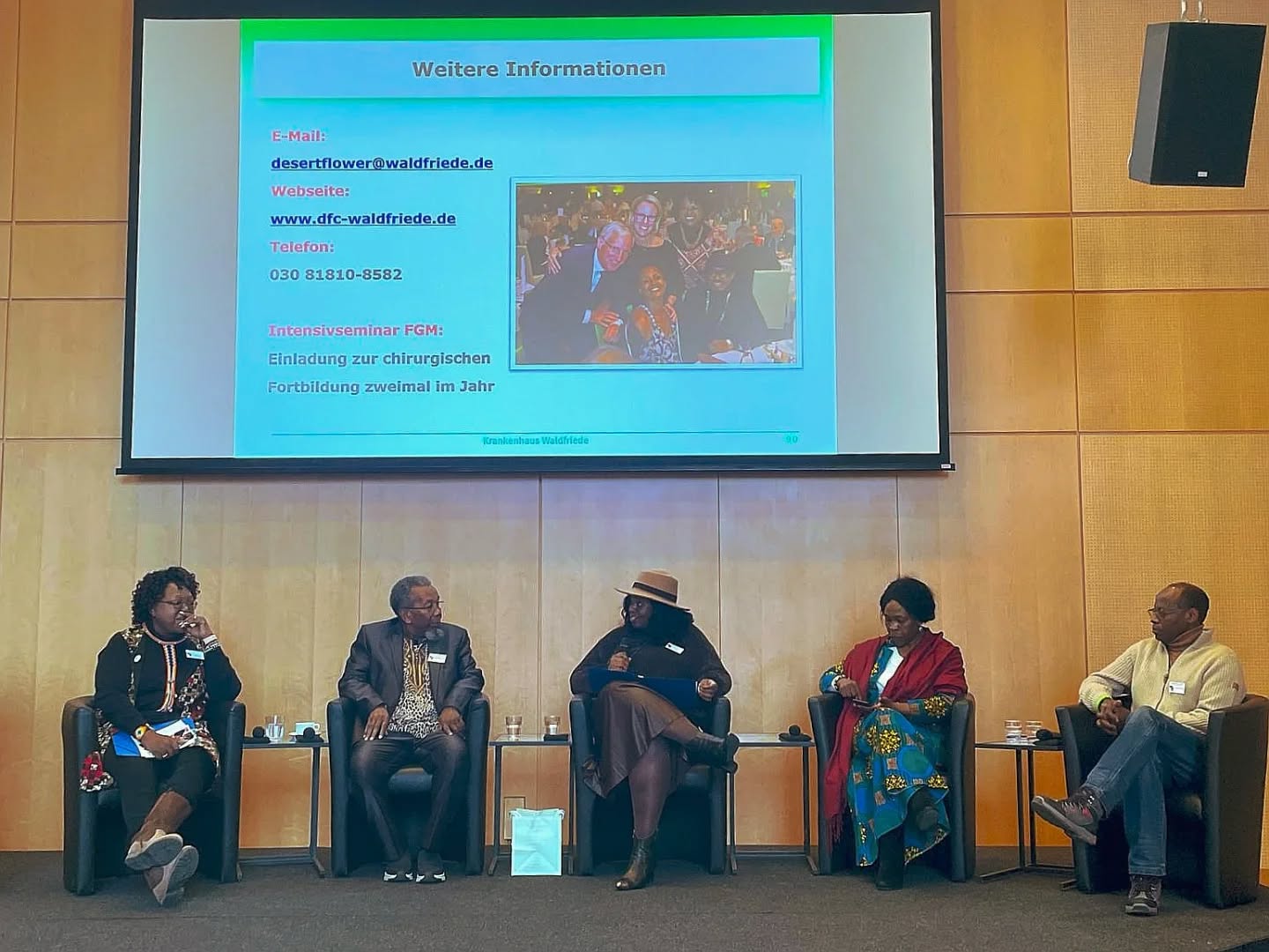 *Gemeinsam gegen FGM – Ein Rückblick auf einen wichtigen Tag*
Am 6. Februar 2025 versammelten wir uns im Haus am Dom, Frankfurt am Main, zum Internationalen Tag gegen FGM. Es war ein Tag der Aufklärung, des Austauschs und des Engagements – mit Frauen, die von weiblicher Genitalverstümmelung (FGM) betroffen sind, Aktivistinnen, Fachleuten und Unterstützerinnen.
Das waren die wichtigsten Momente:
🔹 Betroffene Frauen erzählten von ihren Erfahrungen und den Herausforderungen, die sie bewältigen.
🔹 Fachleute sprachen über die medizinischen, psychologischen und sozialen Folgen von FGM.
🔹 Die Ausstellung „Visuelle Erinnerungen afrikanischer Frauen und Mädchen an FGM“ gab Raum für persönliche Geschichten, die gehört werden müssen.
🔹 Das Panel „Stimmen afrikanischer Frauen gegen FGM“ zeigte, wie wichtig es ist, offen über FGM zu sprechen und gemeinsam für Veränderungen einzutreten.
💬 Für alle, die dabei waren: Was war euer wichtigster Moment?
💬 Für alle, die nicht teilnehmen konnten: Welche Fragen habt ihr zu FGM und seinen Auswirkungen?
Falls du oder jemand, den du kennst, von FGM betroffen ist – du bist nicht allein. Es gibt Unterstützung und Anlaufstellen. Kontaktiere uns vertraulich.
Das Gespräch darf nicht enden. FGM betrifft noch immer zu viele Frauen und Mädchen weltweit. Indem wir darüber sprechen, brechen wir das Schweigen und arbeiten an einer Zukunft ohne FGM.
#EndFGM #SayNoToFGM #SupportWomen #TogetherForChange #NeinZuFGM #FrauenStärken #GemeinsamFürVeränderung