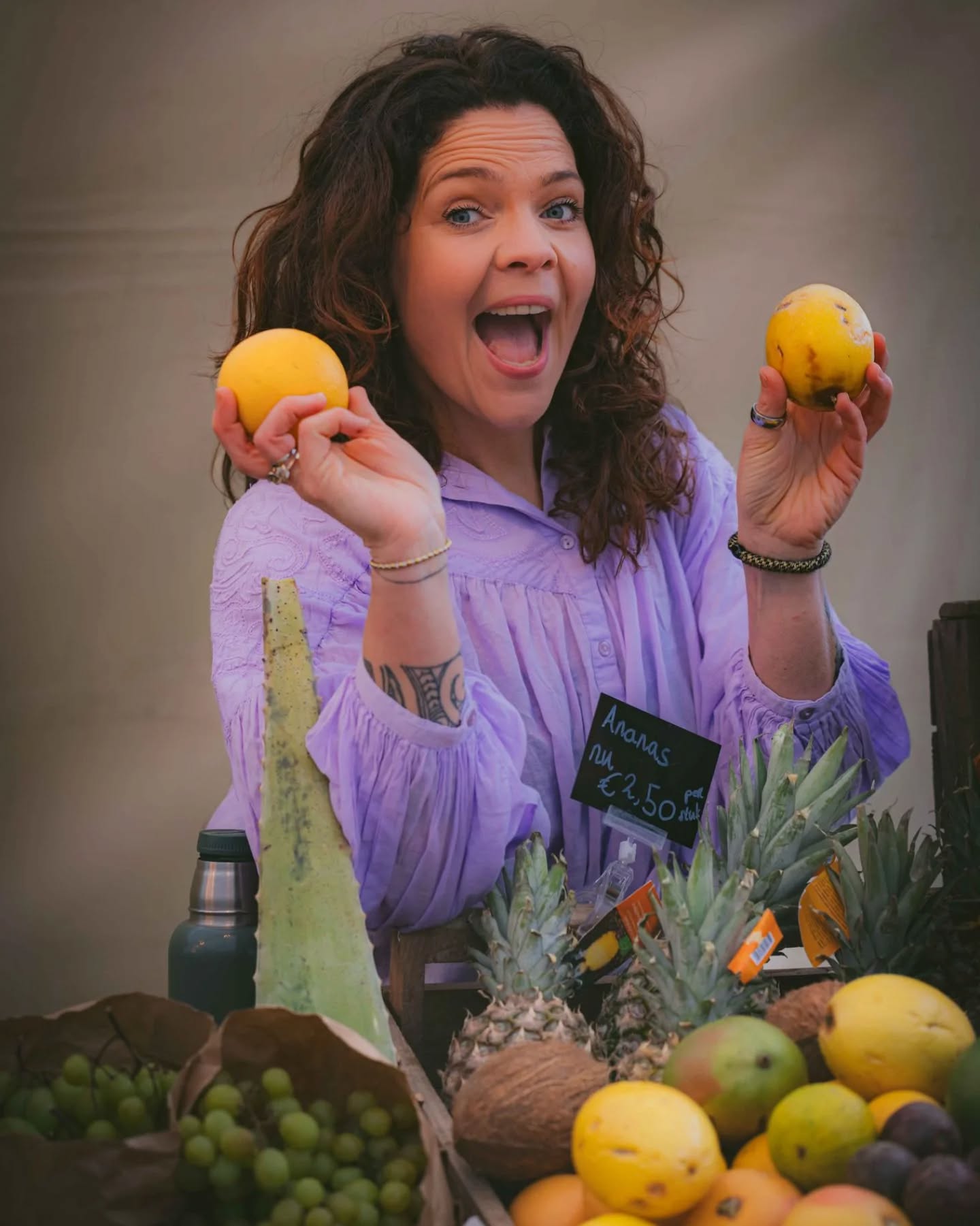 Even voorstellen 🙋♀️
Hoi, ik ben Manon! Ik ben Leefstijl-, Hormoon- en Boodschappencoach en help vrouwen van 35+ die last hebben van pre- of perimenopauze-klachten, hormonale disbalans of andere gezondheidskwesties om hun gezondheid weer in balans te brengen. Door middel van praktische coaching op het gebied van leefstijl, voeding en hormonen geef ik je de tools om je beter te voelen, zowel fysiek als mentaal.
Mensen vragen me vaak: “Wat doe jij precies?” en “Wie ben jij eigenlijk?” Nou, ik ben een enthousiaste, empathische doorzetter die houdt van een potje padel, de natuur in gaan, en natuurlijk lekker eten (de gezonde én ongezonde varianten 😉).
Mijn missie? Jouw hormonen en leefstijl in balans brengen, zodat je je weer fit, energiek en fantastisch voelt!
Wat je van mij kunt verwachten? Een open, eerlijke en vooral praktische aanpak, met een flinke dosis humor. Want hé, we moeten kunnen lachen, het leven is al serieus genoeg, toch?
Oja, als coach ben ik down-to-earth, zonder poespas. Ik wil dat jij je op je gemak voelt en me ziet als je persoonlijke leefstijlvriendin 😉, zodat we samen JOUW doelen kunnen bereiken! Ik help je om van je huidige situatie naar de gezonde en energieke versie van jezelf te gaan, zonder allerlei vage klachten!
Langdurige gedragsverandering vraagt om inzet, maar jij hebt alles in je om je doelen te bereiken!
Benieuwd hoe ik jou kan helpen?
Plan een gratis en vrijblijvend kennismakingsgesprek in!
#leefstijl #hormonen #voeding #gezondheid #welzijn #gezondevoeding #ontspanning
#gezondeleefstijl #meerenergie #voedingalsmedicijn #gezondekeuzes #supermarktsafari #hormoneninbalans
#brainstof #mindset #beweging #stressreductie #motivatie #inspiratie #leefstijlvriendin
#leefstijlvoedingenhormoonanalyse