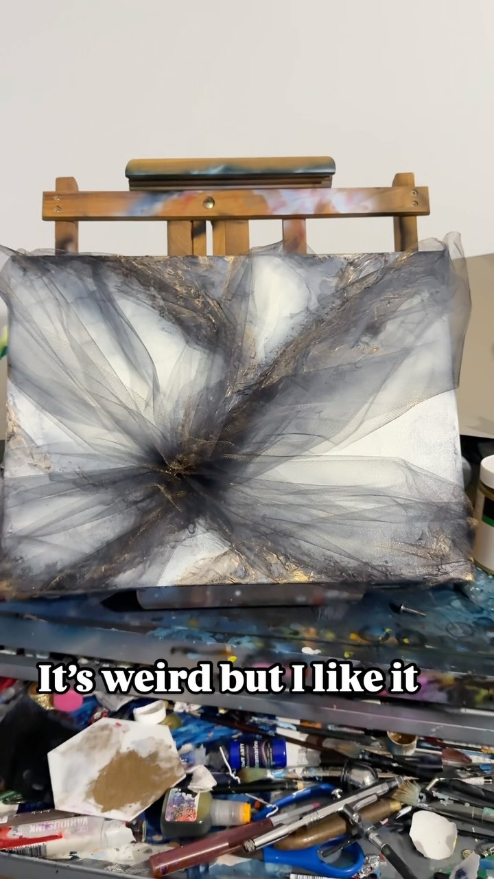 Upcycling an old piece, decided to keep playing around with this new idea. It’s a little odd but I like it 🖤 what do you think?
#artforyourhome #interiordesign #contemporaryart #amazing #alcoholink #painting #newconcept