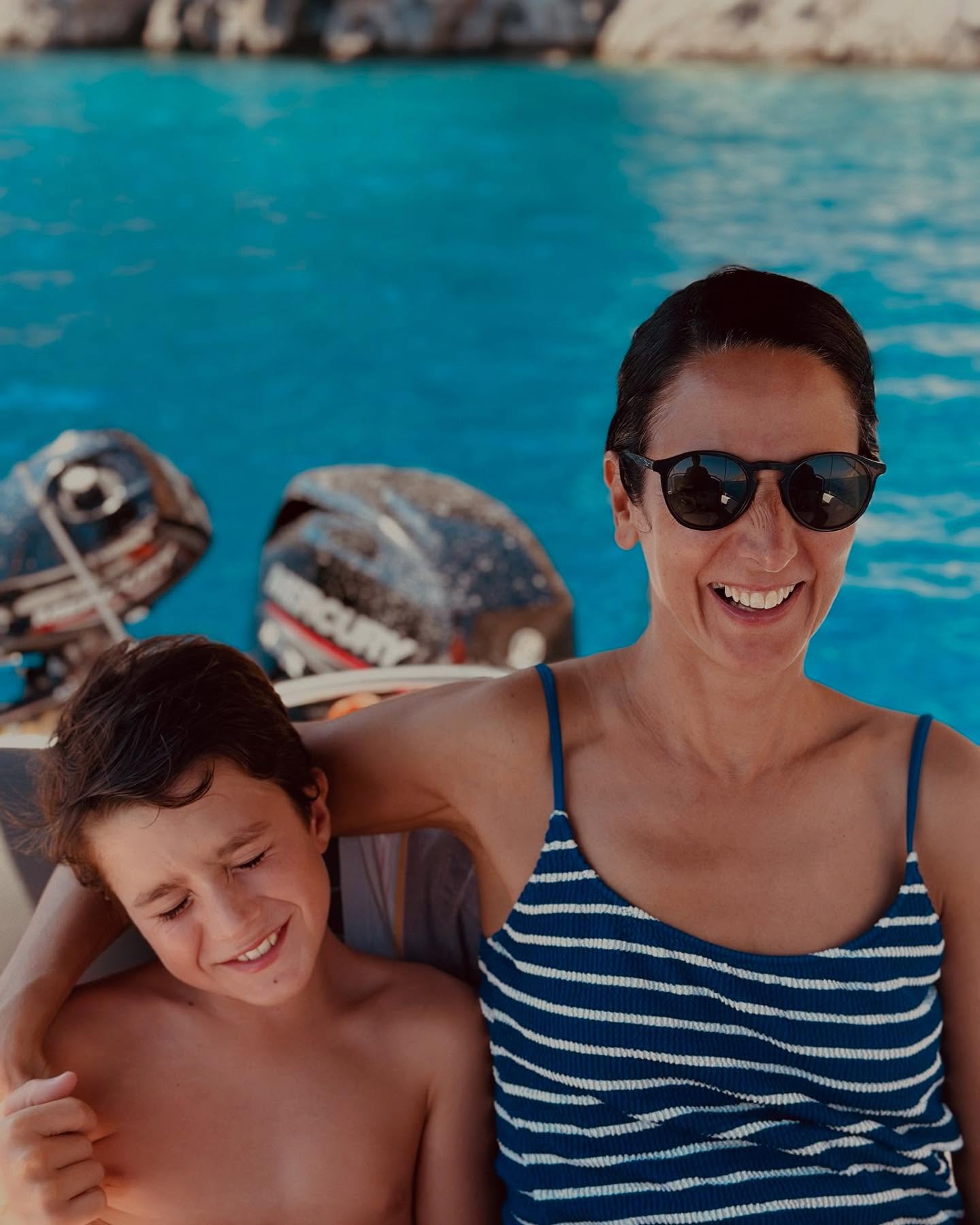 FR/ ENG > Voyager en famille, découvrir ensemble, partager, s’émerveiller, briser la routine et créer des souvenirs lumineux 🌞. Les voir grandir et grandir à leurs côtés. Voyager avec de jeunes enfants, c’est explorer la Grèce à travers leurs yeux, et c’est tout simplement magique 🥰.
ENG> Traveling as a family, means so much : discovering, sharing, marveling, breaking the routine, and creating bright memories 🌞. Watching them grow and growing alongside them. Traveling with young children means exploring Greece through their eyes, and it’s simply magical 🥰 #familytrip #kidslovegreece #exploregreece #voyageenfamille #familytrip #youngexplorers #kidstravel