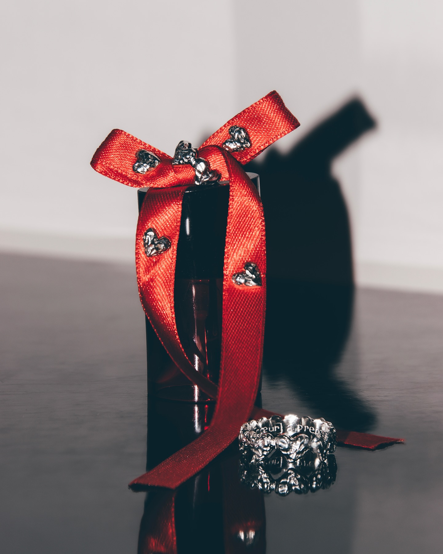 Les puces cœur❣️
Je pensais pas qu’elles allaitent être aussi mims 🥹
Vous aimez?
#collectionsaintvalentin #pucesdoreilles #bijouxamour #bouclesdoreilles #coeur #amour #heartring #ringmaking #handmadering #lovering
#bijouxcreateur #bijouxfaitmain #bijouxsaintvalentin #artisancreateur #jewelrydesigner #saintvalentinesday #ideescadeaux #bijouxpourhomme #bijouxpourfemme #bijouxaudacieux #bijouxargent #bijouxtendance #nouvellecollection #creatricedebijoux #bijouxcoeur