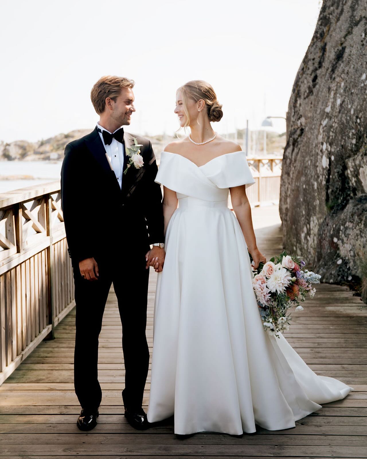 Jag har sagt det förr, jag säger det igen. Välj låtar och musiker med omsorg. Strunta i den trötta orgeln i kyrkan, musiken kan sätta hela stämningen under er dag! Denna låten hade vi som utgångsmusik i kyrkan.
Ett band som spelar både på vigseln och festen? Ja tack! De festerna är alltid otroliga🤍