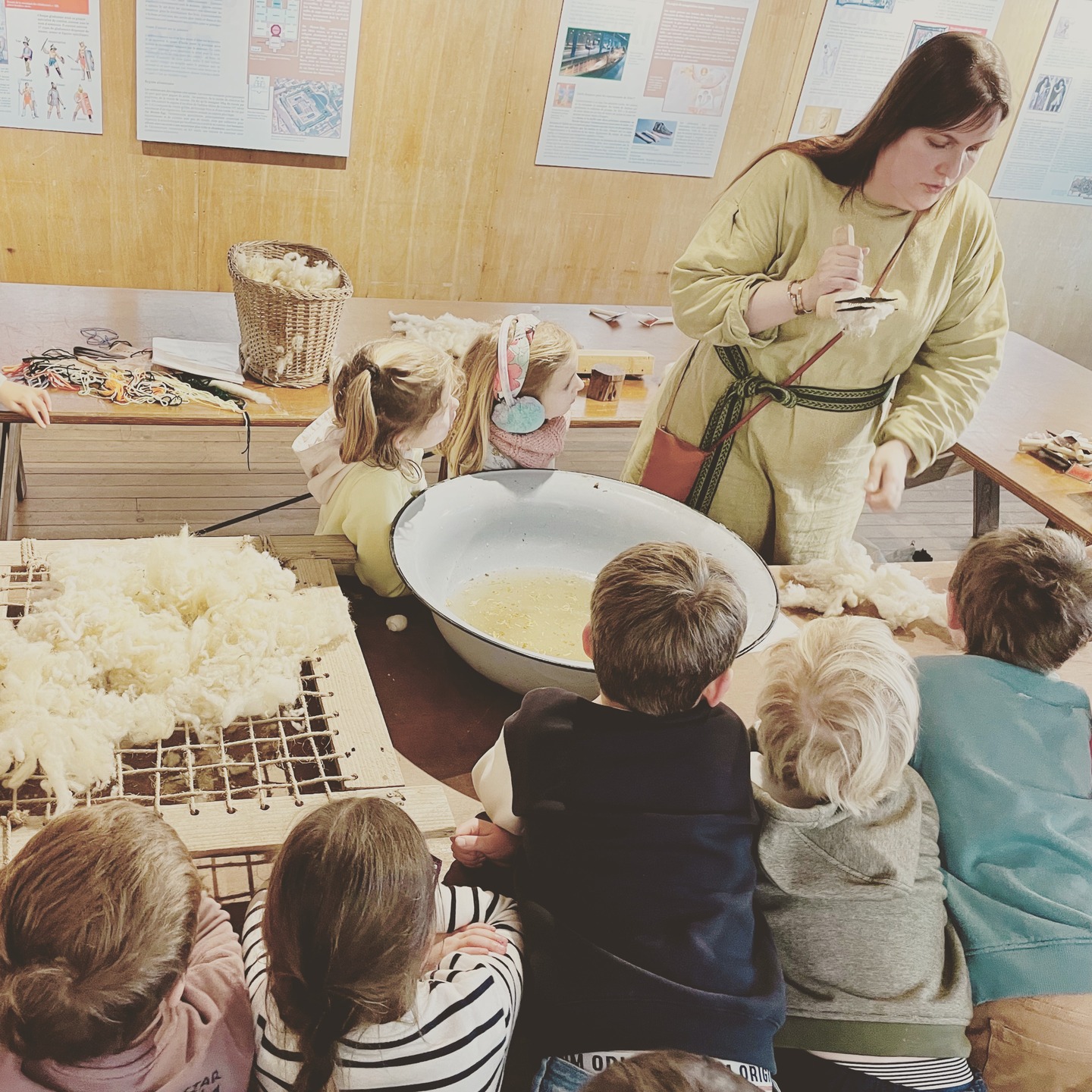 🐑 De la toison au fil… Un voyage dans le temps ! 🏺✨
La laine, ça ne pousse pas en pelote (si seulement ! 😆). Alors, comment nos ancêtres transformaient-ils une toison de mouton toute bouclée en un fil prêt à être tissé ?
Les enfants découvrent et testent :
✨ Le tri et le lavage de la laine
✨ Le cardage pour démêler les fibres
✨ Le filage au fuseau, comme dans l’Antiquité (sans se piquer comme la Belle au bois dormant ! 😉)
🐑 Une animation ludique et interactive pour toucher, tester et comprendre comment on fabriquait du fil bien avant l’invention des machines !
#filage #laine #mouton #histoirevivante #animationenfant #archeologie #artisanat #faitmain #textileancien #tissage #moyenage #antiquité #atelierenfant #patrimoine #decouverte #mainsdanslafibre #histoiredutextile #passionlaine #curiosité #apprentissageamusant #viedartisan