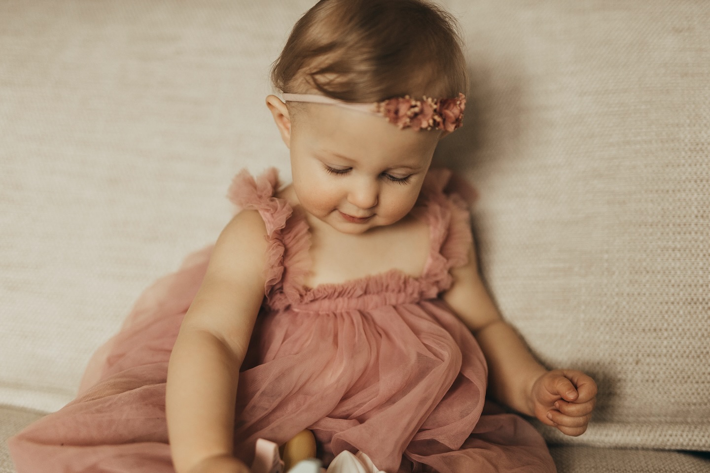 Candid Fotos, das ist meine große Leidenschaft. Ich liebe die Momente festzuhalten, wie sie wirklich sind. Ob bunt, ob laut, ob wild, ob emotional, ob nachdenklich oder verschmust. Ich lade euch in eine herzliche und entspannte Umgebung ein, mein kleines Heimstudio. Ihr braucht euch keine Gedanken zu machen, ich begleite und führe euch von eurer Anfrage bis zur Lieferung der Fotos. Jeder Zeitpunkt im Leben ist der richtige Zeitpunkt für wunderschöne Erinnerungen, an denen ihr euch ein Leben lang über mehrere Generationen erinnern könnt.