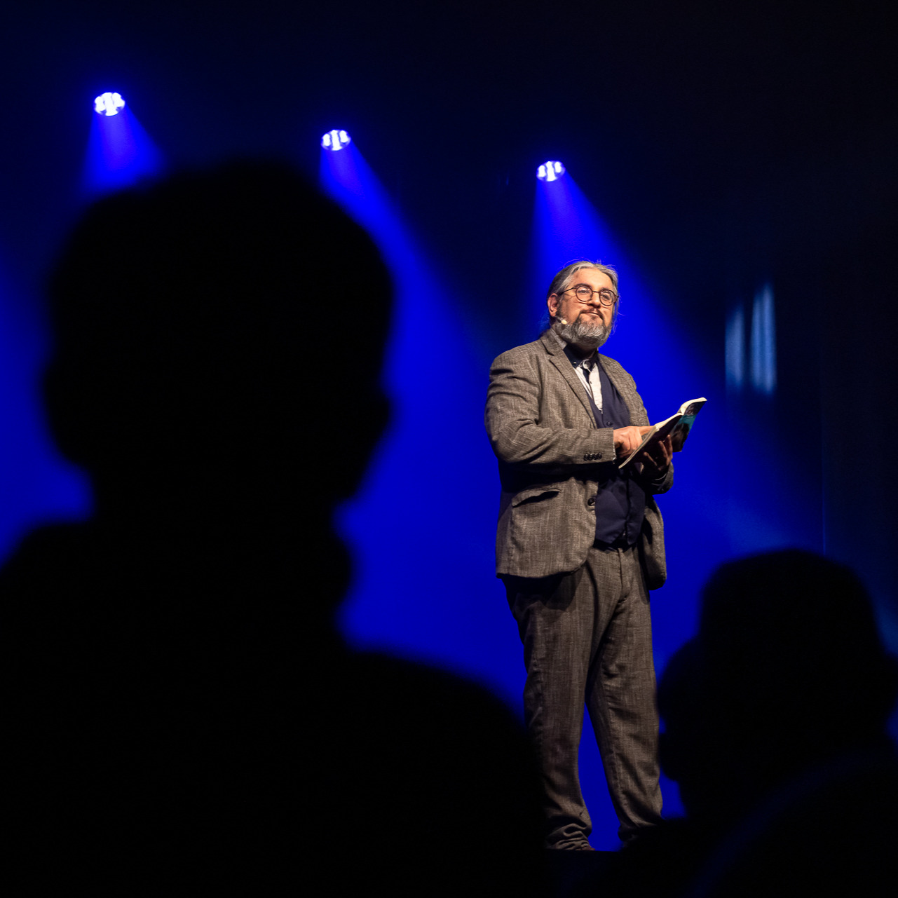 @carlos.flinnroii avait la lourde tâche d'ouvrir le plateau découvertes du @fest.oenorires il y a tout juste une semaine. Mission accomplie pour le professeur qui a distillé ses conseils pour faire face à la bêtise ambiante. Sa solution, réveiller notre con intérieur ! 😂. Une master class d'autodéfense Intellectuelle par la connerie.
.
.
. Photo @etienne_ramousse
.
.
. #oenorires #festival #theatre #humour #onemanshow #standup #show #livephotography #spectacle #spectaclevivant #givry #cotechalonnaise #legrandchalon #saoneetloire #bourgogne #vinsdebourgogne #degustation @dromis_live @les.ombres.show