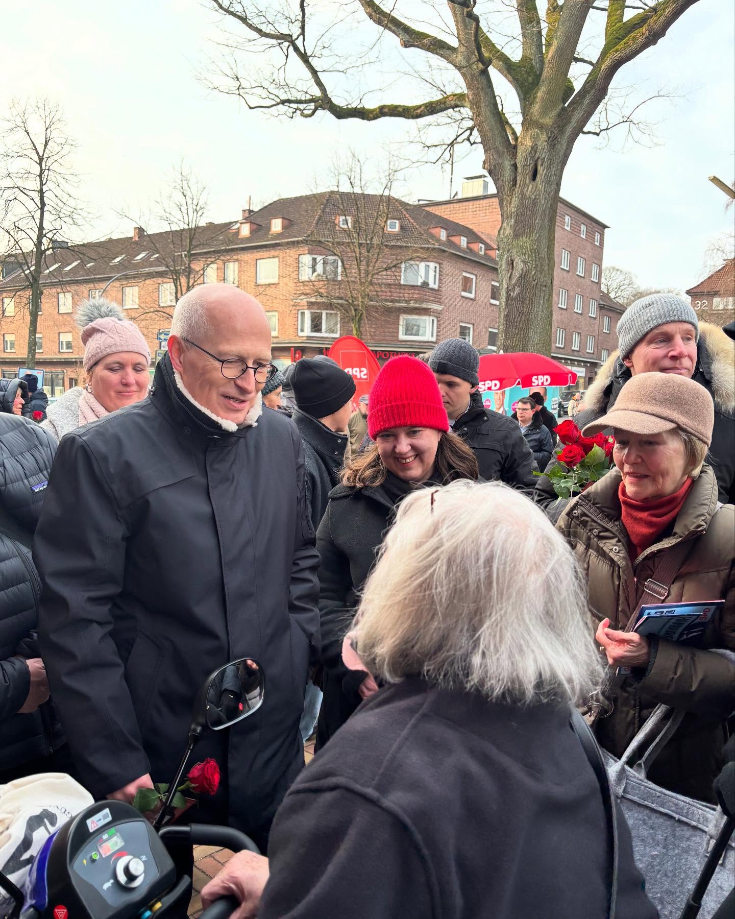 Heute war unser Erster Bürgermeister @peter.tschentscher zu Gast auf dem Blankeneser Wochenmarkt. Konkrete Fragen u.a. zu Gesundheit und Pflege, der Neubau der Hamburgischen Staatsoper, Badeverbot, Bürokratieabbau oder Präventionskonzepten wurden gestellt und kompetent beantwortet. Gemeinsam haben wir auch das @markthaus.blankenese besucht, in dem nun ein Förderverein den Betrieb übernimmt und so einen neuen kulturellen Begegnungsort für alle Bürger:innen in Blankenese und Ungebung schafft.