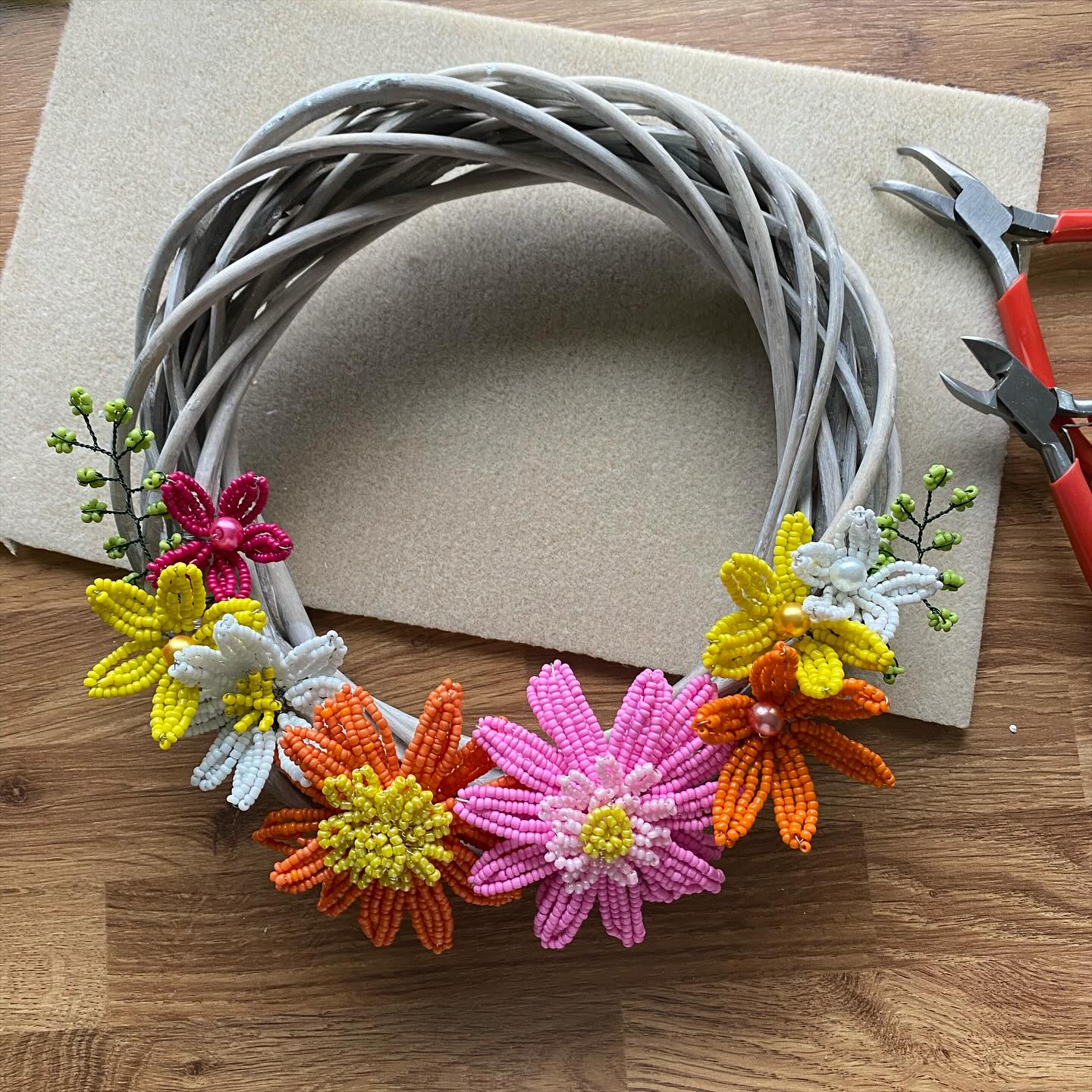 Ahh Summer vibes coming very soon….
#beadedflower #beadedwreath #wreathmaking #thebeadedgarden #comingsoon #summervibes #craftkit #craft #craftkits #adultcrafts #craftnight #craftcollectors