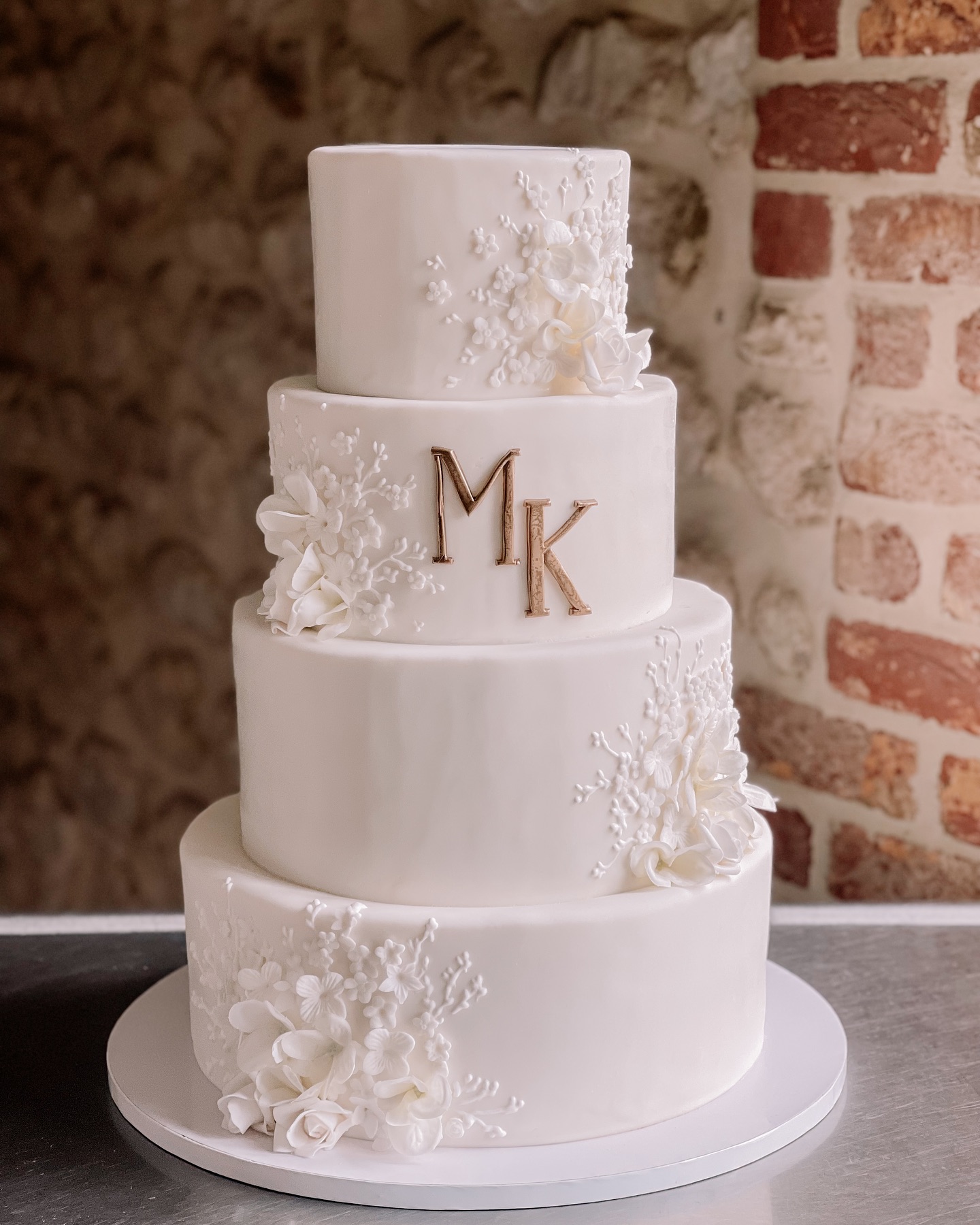 🌸⭐️ Wedding time ⭐️🌸
La saison des mariages approche 😍
Certaines dates sont déjà complètes, ne tardez pas à prendre contact avec moi discuter de vos envies et des possibilités.
Ici, un wedding cake tout en sobriété et élégance au goût chocolat et noisettes pour M&K 🤍