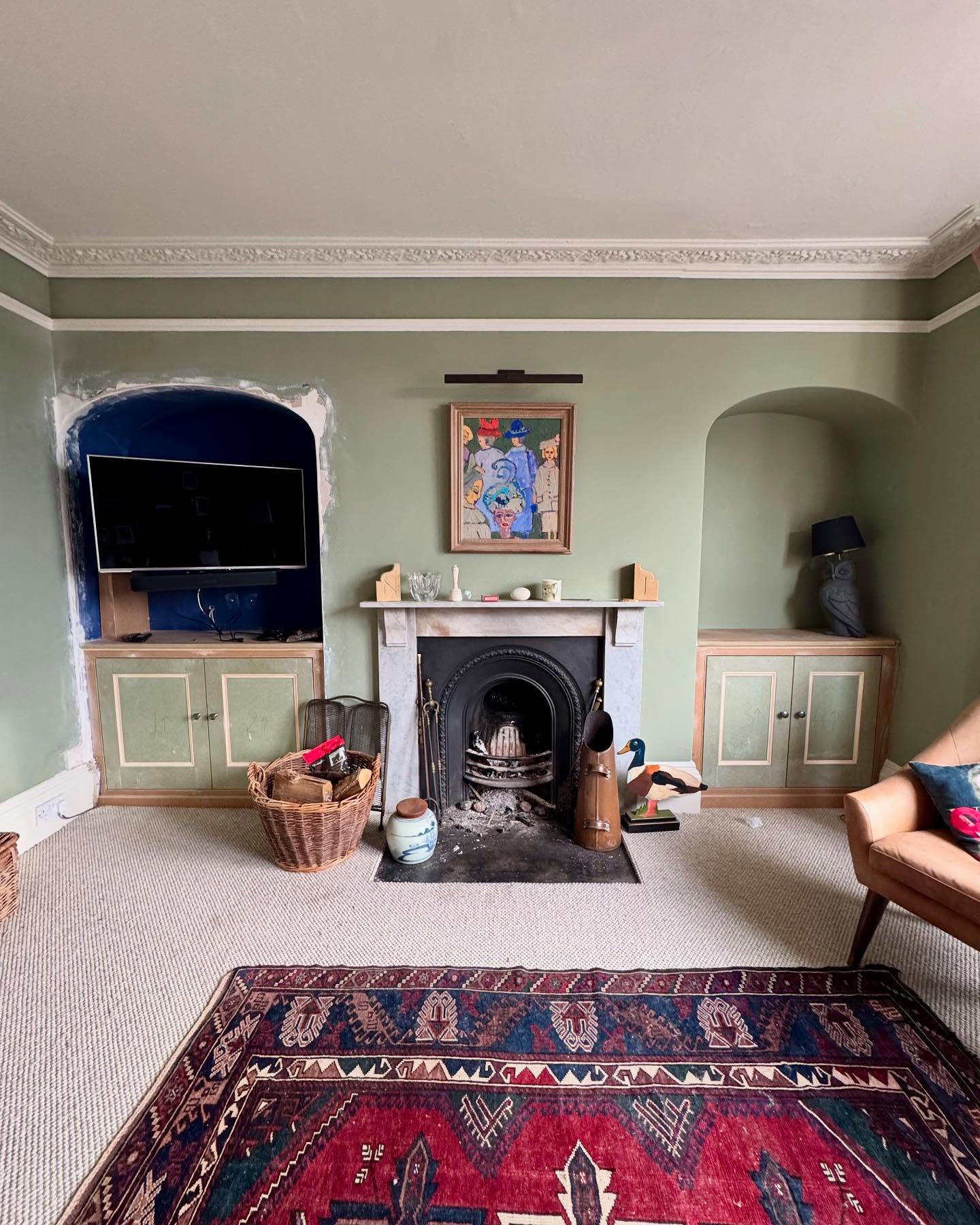 Just a pair of alcove units built recently, hard to get get pictures but there we are! Had to rip an old tv unit and got the ol toupret out to reinstate the arch, fairly pleased with the results but I'm not going to start my plastering career anytime soon. Lovely stuff #bathuk🇬🇧 #somerset #carpentry #alcove #storage #homeinspo #joiner #bath #fitted #bespoke