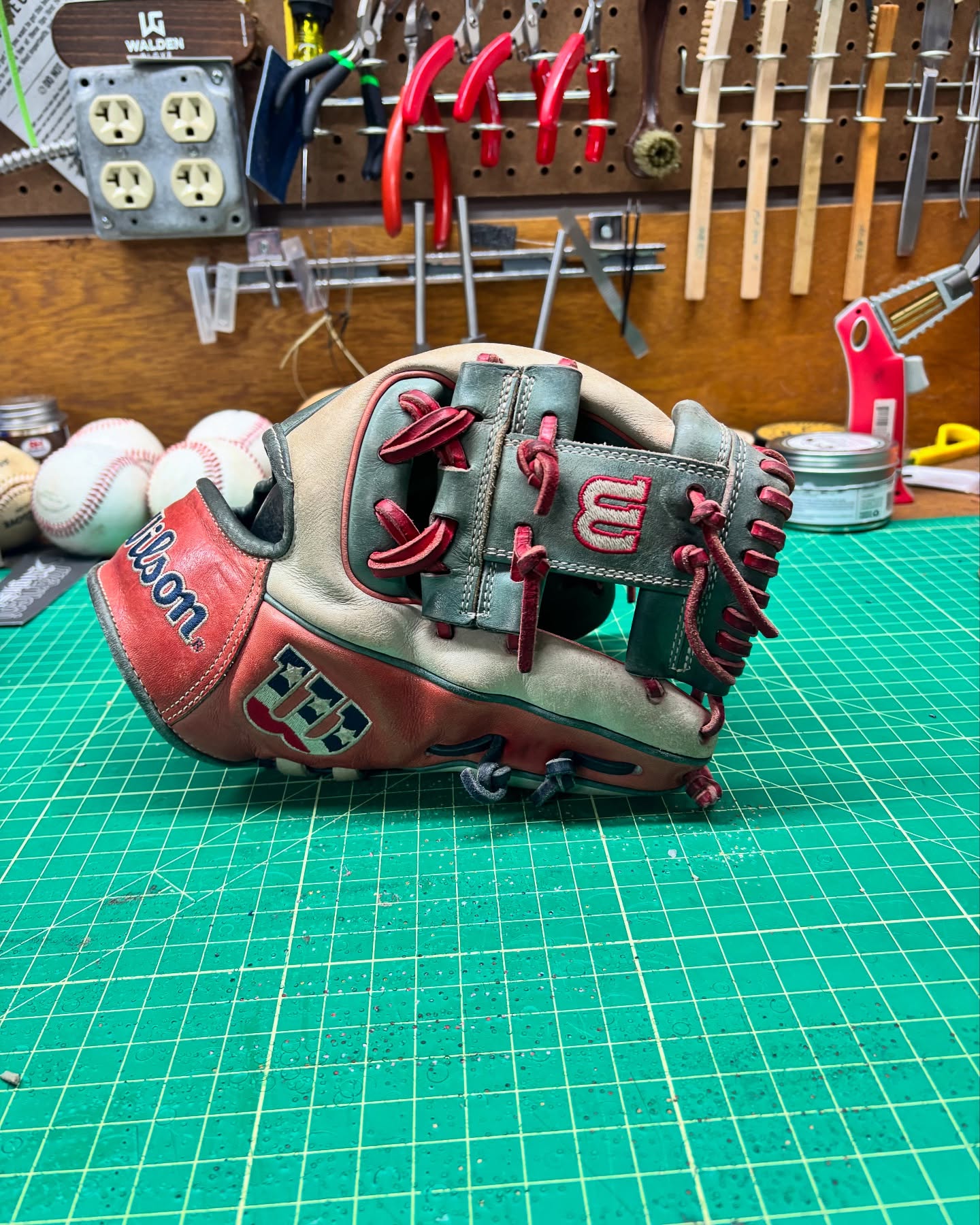 I really like these USA theme gloves. This customers cleaned up great. Some white in the fingers gives it a subtle pop. Thank you for trusting me with your glove👍👍
#wilsona2000 #wilsonballglove #ballplayersbalm #buyfastpitchgloves #flatbillbaseball #coloradoleatherbalm #makeglovesgreatagain