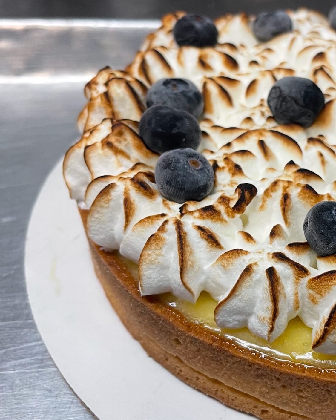 Lemon Blueberry Meringue Tart 🍋🫐
“I’ve always had a love for baking—it’s something I grew up with.
My mom used to bake us the most incredible cakes when we were kids,
and for as long as I can remember, I’d be there, licking the bowl with my fingers.
Years later, I turned that enthusiasm into a profession by studying pastry at the Bishulim school in Israel, earning a Cordon Bleu certification.
Professionally, I’m a pastry chef—that’s my craft—but cooking is my true passion.” - Chef Itai Ben-Meir @itaibenmeir 🌿#YallaMarva
#pastry #lemon #cheflife #privatechef #fuckyeah #foodie