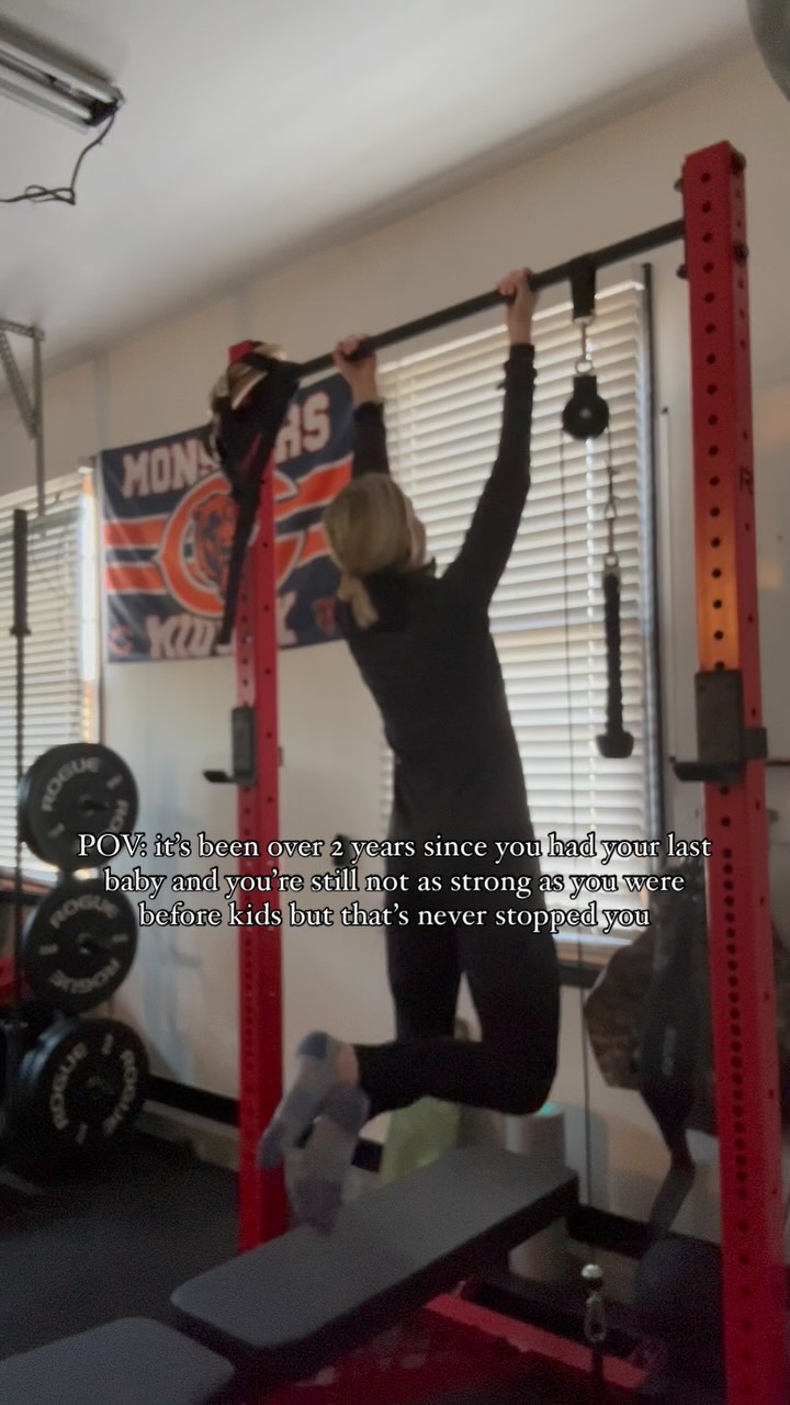Big goals can take so much time and I truly believe if you aren’t in love with the process, you’re wasting your time.
Because if you don’t enjoy the day to day stuff that takes you one baby step at a time to that goal, you’ll never stick with it long enough to get there. Or maybe, you’re chasing the wrong goal.
It took me F-O-R-E-V-E-R to do a single, and eventually, multiple unassisted pull ups before I had kids and I hadn’t done one again since. My youngest is over 2 and I’ve only just recently been able to do a few (pull ups or chin ups) here and there. It’s taken so long and I’m still not where I want to be but I love doing the work to get stronger 💪
What’s a big goal you’re working toward right now? Even better, what’s a big goal you thought you really wanted, but realized you actually didn’t?! Drop it below! ⬇️✨
#pullups #momswholift #runnerswholift #dietitian #mondaymotivation