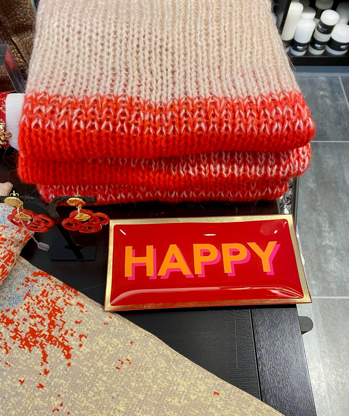 Red is the color of the season! ❤️ Unsere neue Kollektion ist da – voller frischer Styles in leidenschaftlichem Rot. Perfekt für den Valentinstag oder einfach, um ein Statement zu setzen. Komm vorbei und verlieb dich in deine neuen Lieblingsstücke! #NewCollection #SpringVibes #RedMood