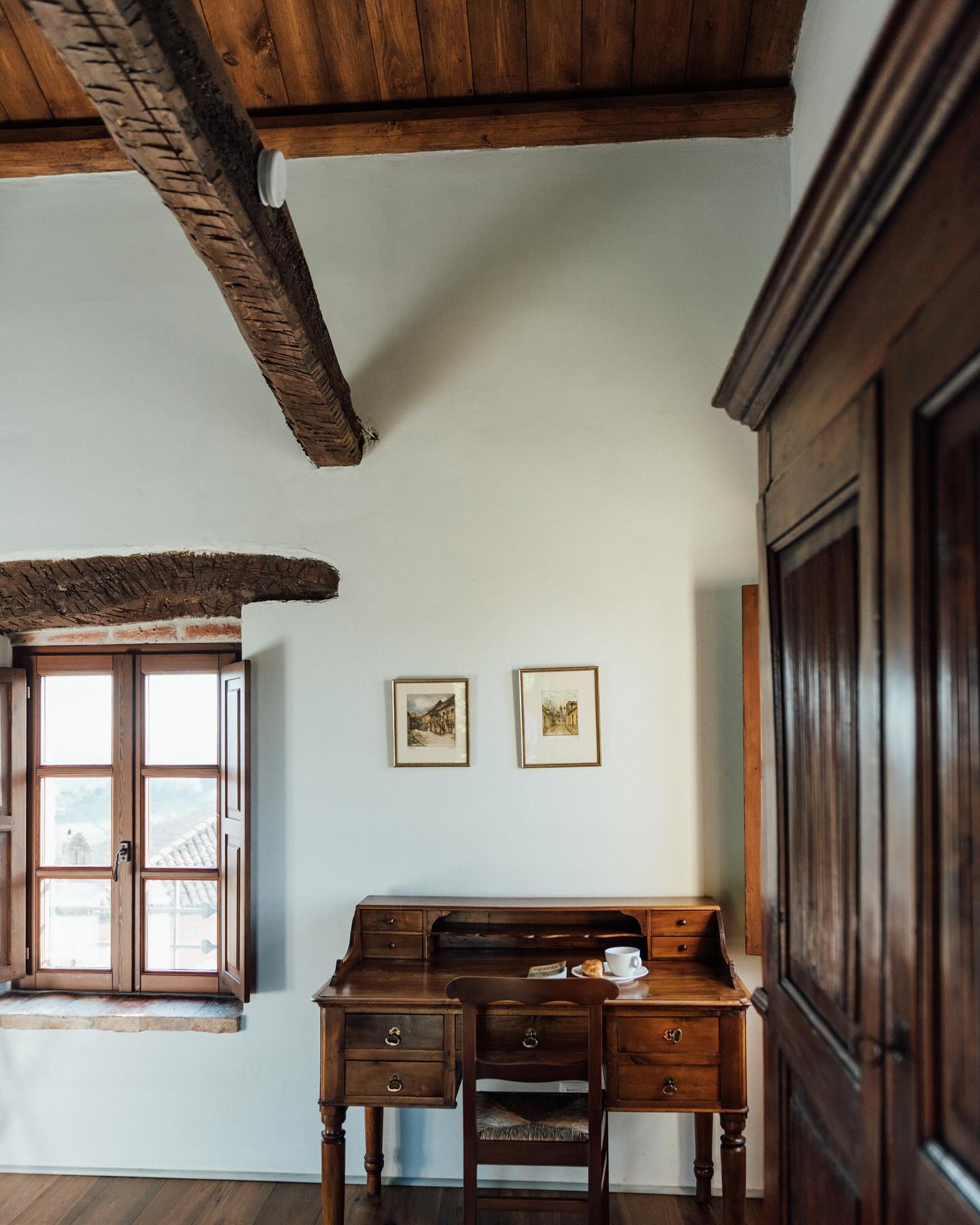 Happy Monday! Wishing you a fantastic week with the perfect balance of productivity and relaxation 🇮🇹✨
•
•
•
#castellodivaglio #monday #newweek #italy #interiordesign #inspiration