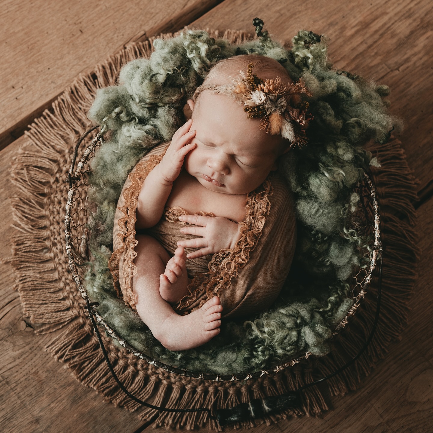 Schlafende Babys sind wie kleine Wunder ✨ sie strahlen eine tiefe Ruhe aus, die das Herz berührt. Ihr sanfter Atem, ihr friedliches Gesicht lassen die Zeit stillstehen. In diesen Momenten fühlt sich die Welt leicht an, und man genießt jeden Atemzug voller Liebe und Geborgenheit 🧡#newbornphotography #neugeborenes #neugeborenenfotografie #neugeborenenshooting #babygirl #fotografin #fotografineschweiler #eschweiler #jülich #düren #aachen #fotografinaachen #stolberg #alsdorf #stefaniebreuerphotodesigneschweiler #babyfotografie