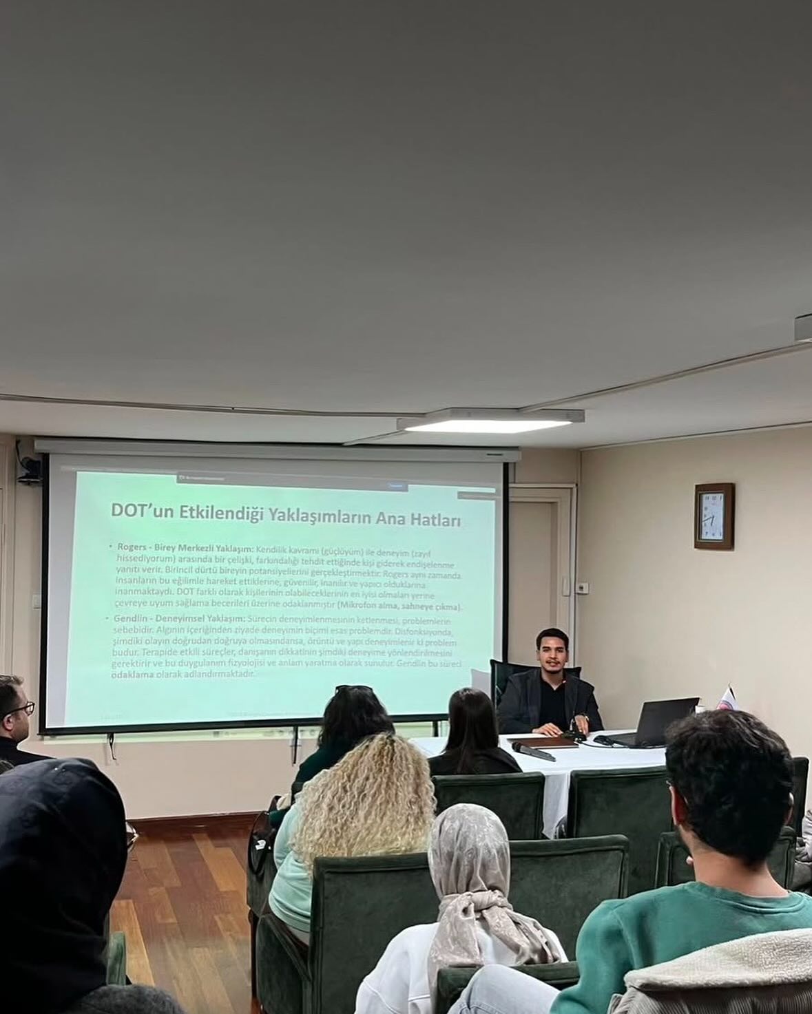 Türkiye Duygu Odaklı Terapi Enstitüsü’nün düzenlediği Beyoğlu cumartesi konferanslarında “Duygu Temelli Yaklaşımları Uygulamak İçin Temel Terapist Becerileri ve Müdahale Teknikleri” başlığıyla sunum gerçekleştirdim. #duyguodaklıterapi #psikoterapi #psikoloji