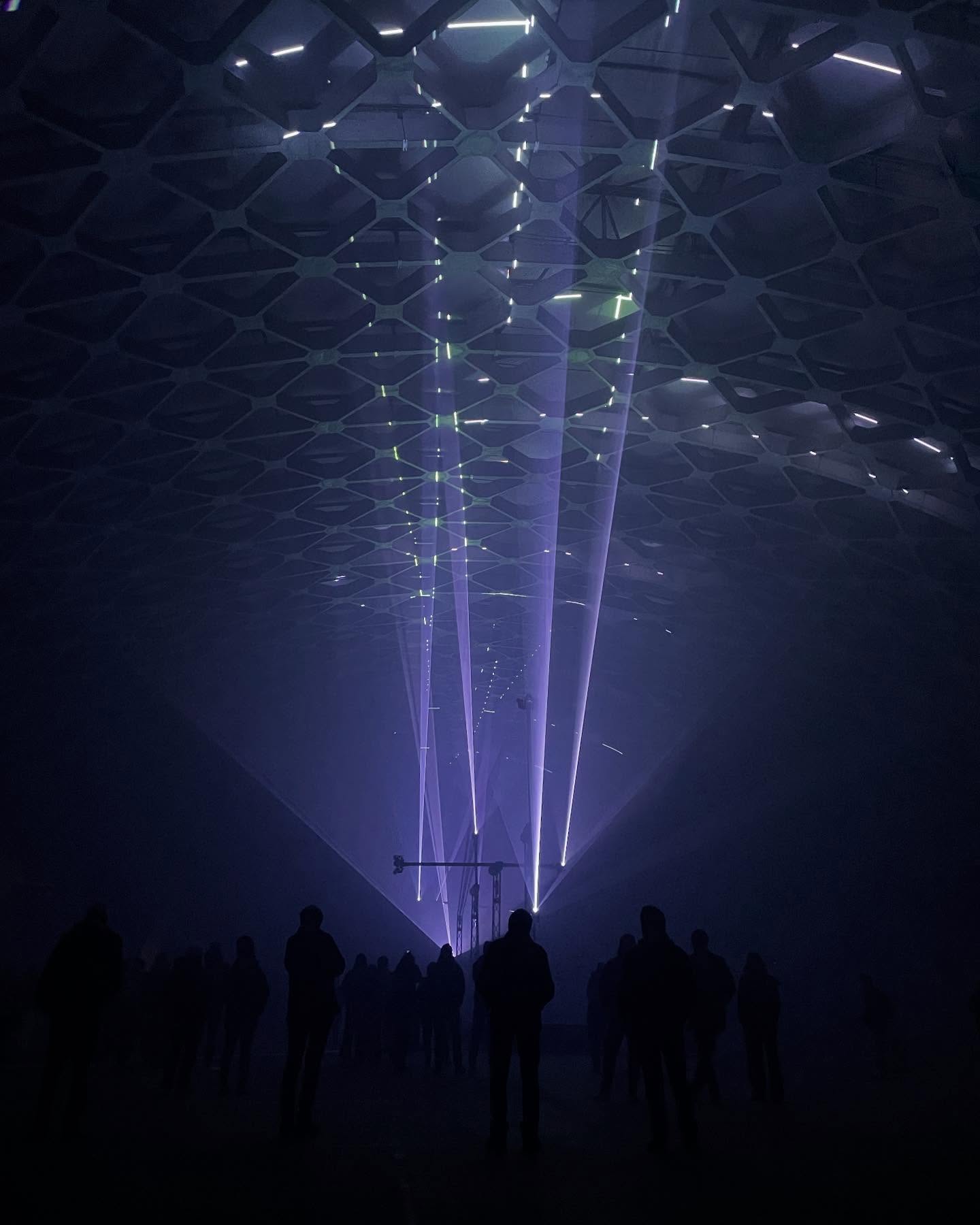 Grues inspirantes, lumières électrisantes ➖
Ce soir j’étais au Marché d’Interêt National de Grenoble, à l’occasion d’Experimenta la biennale pilotée par @hexagone_meylan, pour voir l’installation monumentale de Maxime Houot du @collectifcoin.
Eh bien c’était monumental.