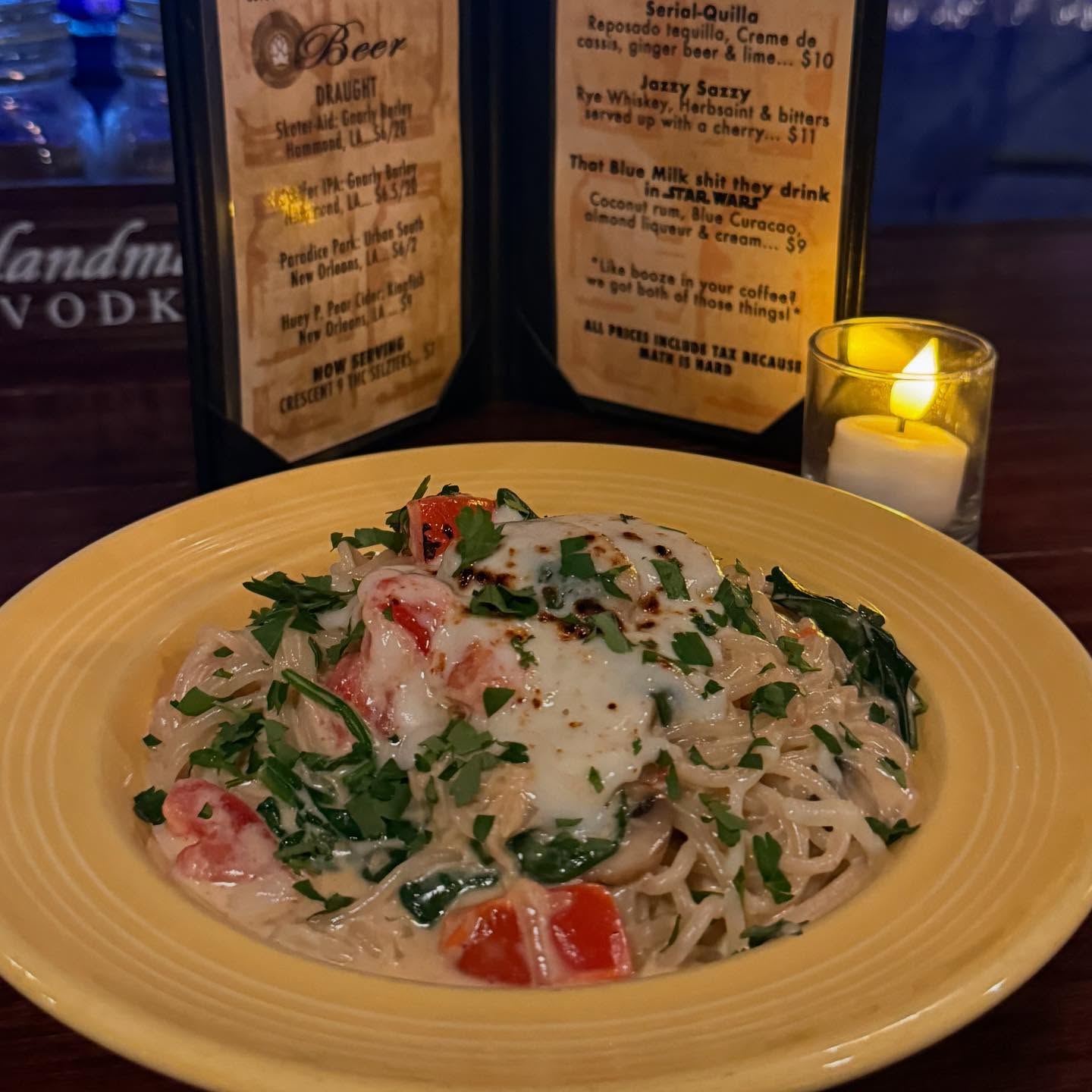 The French ‘25… French onion cream sauce with sautéed mushrooms, tomatoes, and spinach on spaghetti topped with toasted mozzarella cheese #burnthecheese