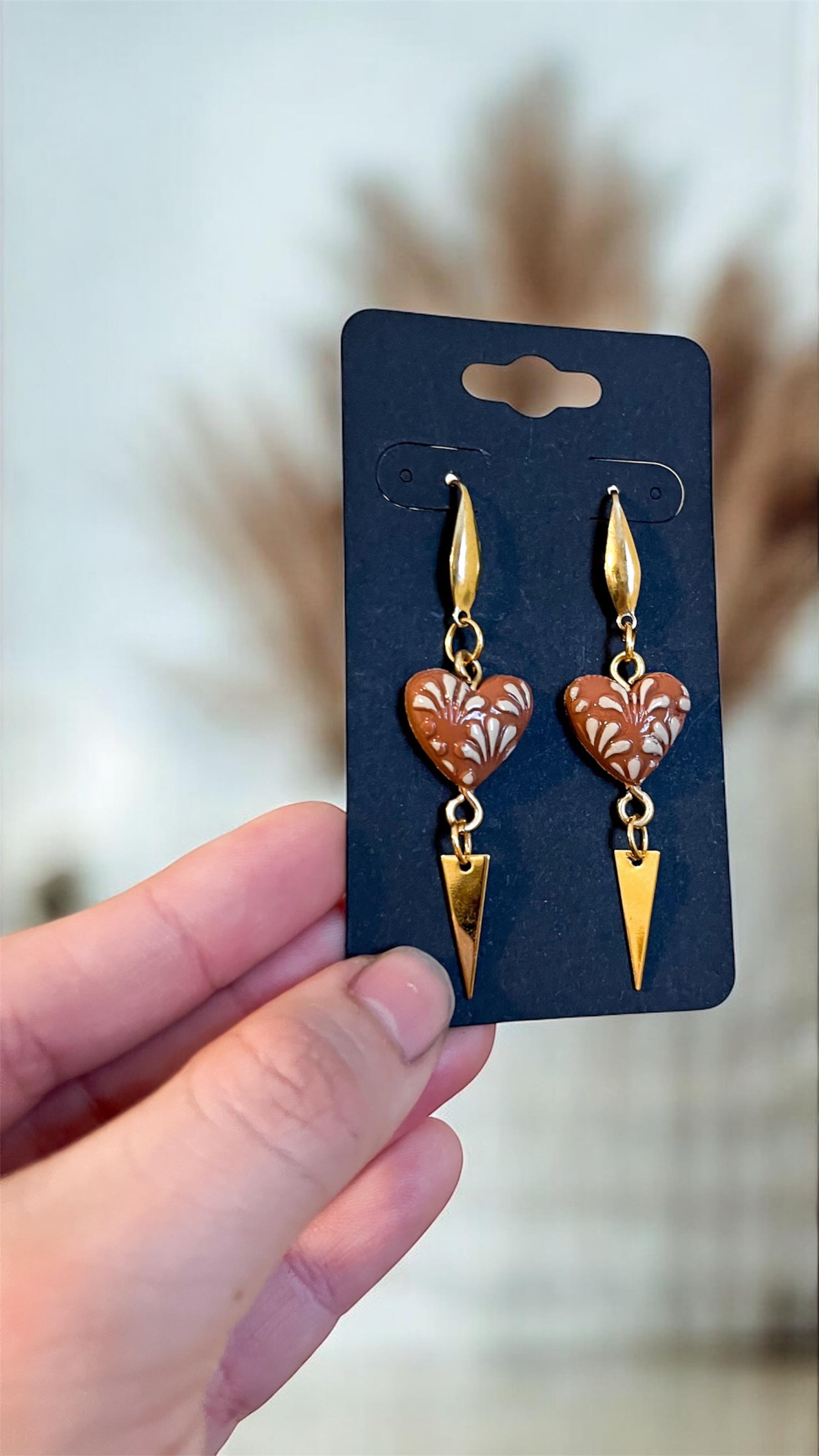 Barro. Bonitos. Bold. Beautiful and Full of heart. ♥️ My latest Mexican Talavera puffy heart earrings are a tribute to my roots and the beauty of artisan craftsmanship. Handcrafted with love, these earrings are more than just jewelry—they’re a statement of culture and heritage. 🇲🇽 Who else loves unique, handcrafted pieces? Drop a ❤️ in the comments if you do!
As always handmade with love. Hecho con amor.
Early drop on my website only of these😏
#mexicantalavera #handmadejewelry #puffyheartearrings #latinaartista #polymerclayearrings #artemexicano🇲🇽 #shopsmall #mequieres #soydemexico #proudmexicans
