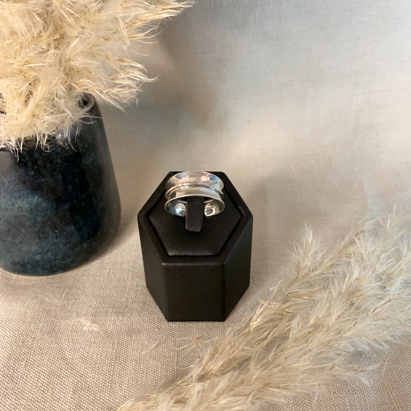 🔥 Nouvelle création – La Bague Héphaïstos 🔥
Puissante et élégante, la Bague Héphaïstos est une véritable œuvre d’art artisanale, conçue pour celles et ceux qui aiment les bijoux de caractère. Son design large et courbé, sublimé par un anneau martelé, lui confère une texture unique et un charme brut irrésistible.
🔹 Matériau : Argent massif 925/1000
⚖️ Poids : 4,73g
💍 Un bijou intemporel, parfait pour un look sophistiqué au quotidien ou une touche d’élégance lors d’occasions spéciales.
✨ Disponible dès maintenant sur bijouteriepauly.fr ✨
#BagueHéphaïstos #bijouxdecaractère #argentmassif #bijouxfaitsmain #élégancebrute #artisanatdexception #ring #bague #artisane #bijoux #labaule #loireatlantique