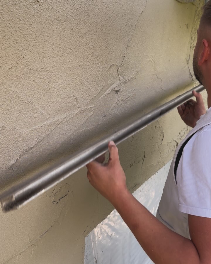 🌬️❄️ Das Warten hat hoffentlich bald ein Ende!
Die nächsten Tage sollen frostig werden, da können die Erinnerungen aus den warmen Sommertagen richtig gut tun.
Wir stehen schon in den Startlöchern und können es kaum erwarten, wieder Vollgas zu geben, sobald das Wetter mitspielt. 🌞💪
Momentan haben die Meisten von uns „witterungsbedingten Arbeitsausfall“, aber die Vorfreude auf die warmen Temperaturen wächst! Sobald es richtig sonnig wird, starten wir wieder durch und kümmern uns mit voller Energie um Ihren Außenputz- vorbereitende Maßnahmen, wie z.B. das Aufstellen von Gerüsten, führen wir natürlich durch.“🏠✨
#GeduldIstGefragt #Witterungsbedingt #Außenputz #Startklar #Bauprojekte