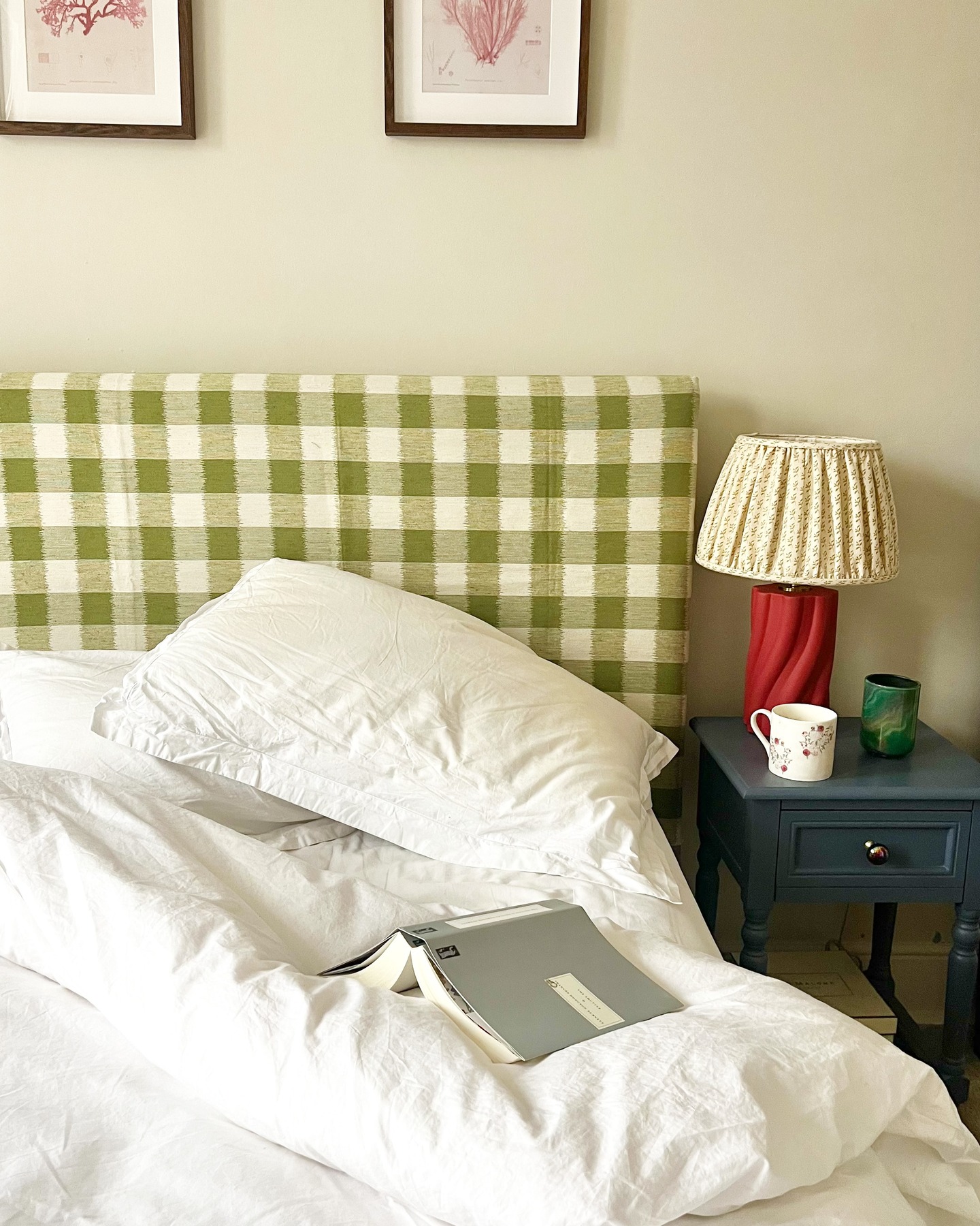 Lovely lazy Sundaysā¦for a number of years these had been nothing more than a distant memory, but now the kids are a little bit older it feels like we are entering a new era where weekend mornings can be reclaimed every now and theā¦team sports allowing of course!! After busy weeks itās feeling pretty good to relax in this warm calming space. š„°
Headboard - Chequers in moss
Lampshade - Little Leaf in Ochre
#lazysunday #bedroominspiration #liein #greeninterior #greenfabric #checks #ginghaminteriors #londoninteriors #patternlove #cosyinteriors #clovellycloth