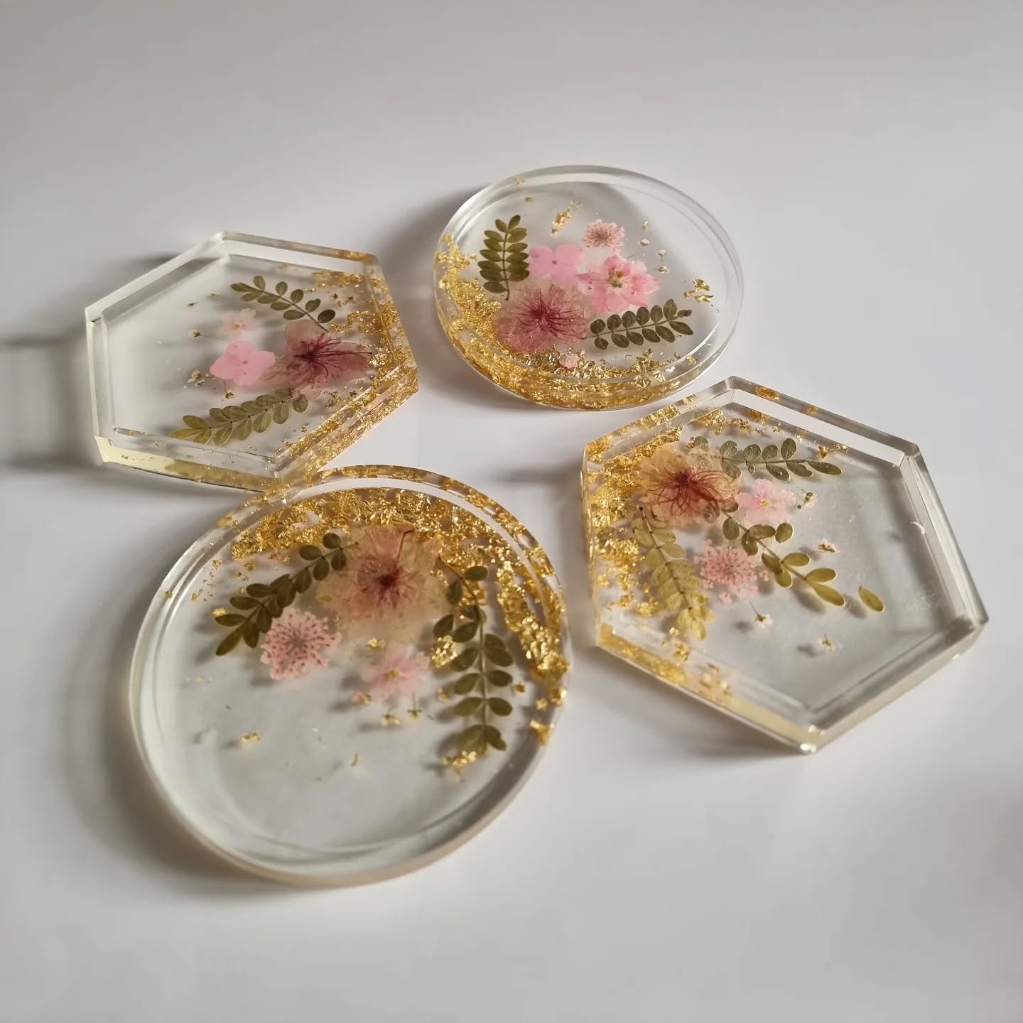 🌺De la nature dans votre maison ! 🌺
Ajoutez une touche d'originalité à votre décoration avec nos plateaux en résine époxy, faits main avec de véritables fleurs. Parfaits pour mettre en valeur vos bijoux ou comme pièce maîtresse de votre déco.✨
#HomeDecor #Bijoux #FleursEtRésine#resine #epoxy #fleurs #création #art #passion