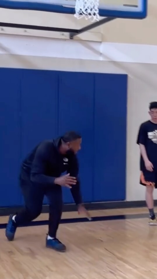 🚨SUNDAY SCHOOL🚨
Slow feet don’t eat & ball handling is Liberating
#nike #nikebasketball #adidas #training #trainer #basketball #ballhandling #footwork #weprayweplay #infiniteskills