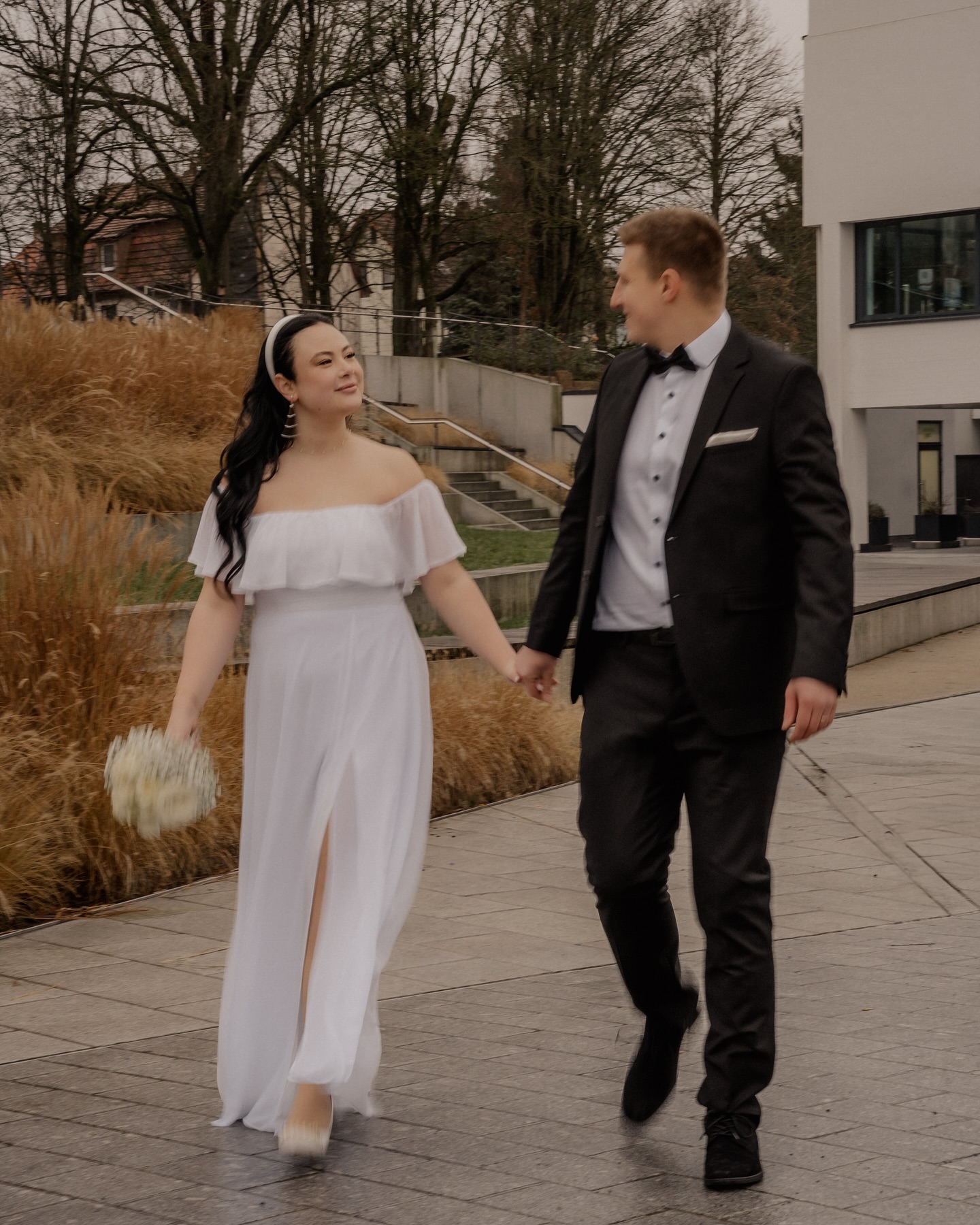 Felix & Emmy 💍
Ich freue mich, euch einen kleinen Einblick in diese wunderschöne, winterliche standesamtliche Trauung geben zu dürfen. ✨
Dieses Jahr warten bereits viele besondere Hochzeiten und ich kann es kaum erwarten, all meine Brautpaare auf ihrem Weg zu begleiten!
Falls ihr noch nach einer Fotografin sucht, die euren großen Tag in warmen, authentischen Bildern festhält – meldet euch gerne bei mir. 🤍📸
#wedding #weddingmoments #hochzeitsfotografie #bride #weddingseason #destinationphotographer #goldenmoments #standesamtlichetrauung #civilwedding