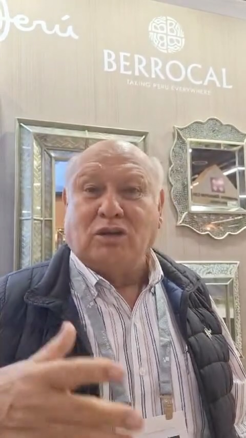 Entrevistamos a Rubén Berrocal Moscoso, un peruano que llegó por primera vez a la feria de Frankfurt a exhibir sus productos hace treinta cinco años. Como anécdota, cuenta que de aquella primera participación regresó con la maleta cargada de tarjetas, pero sin cerrar negociación alguna. Todo iría mejorando paulatinamente y, en la actualidad, exporta a dieciséis países, entre ellos Dubai, donde se encuentra uno de sus primeros y más fieles clientes. Lo de esta firma, hoy dirigida por su hijo, Rubén Berrocal Ruiz, son los espejos, cofres de vidrio y cuadros, cuyo valor agregado radica en que son diseños exclusivos pintados a mano. La clave de su éxito, señala Berrocal, es la perseverancia y la capacitación permanente.
@berrocalpe
@messefrankfurt_peru
@messefrankfurt
Reportera: @lauragonzales6179