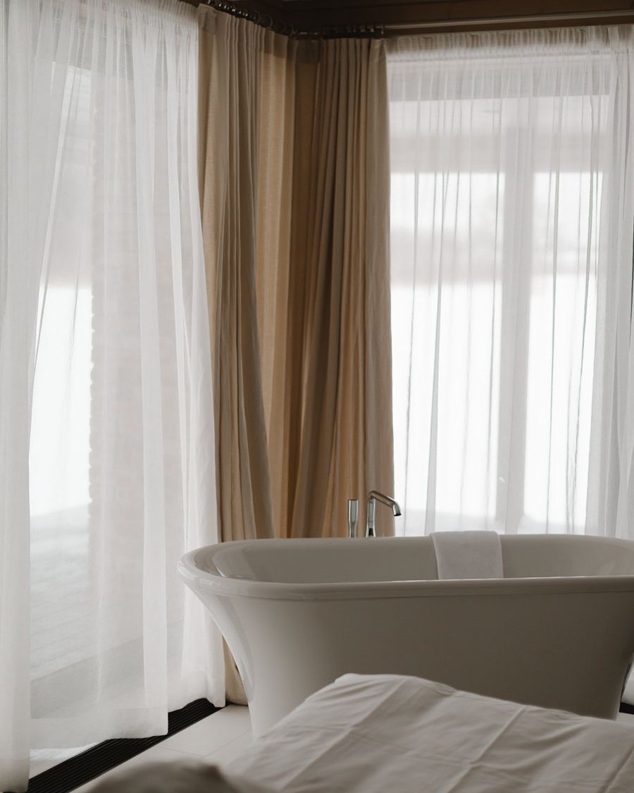 Brīvdienu māja ir pieejama svētku atpūtai 14.februārī
Brīvdienu māja būs piemērota 2 - 4 personām. Tā ir 2 stāvos ar divām guļamistabām un divām vanastistabām. No tās paveras plašs skats uz Annas dīķa ainavu. Šī būs īstā vieta, kur pabūt mierā netraucēti un skaisti.
Veicot rezervāciju īpašajam 14.februāra piedāvājumam, cenā iekļauts:
_ nakšņošana Brīvdienu mājā
_ spa zonas VANNAS apmeklējums
_ 6-kārtu svētku vakariņas plkst. 20:30 restorānā KANNAS
_ bagātīgas brokastis & rīta pelde baseinā nākamajā dienā
Cena īpašajam piedāvājumam 695 EUR | 2 pers vai 845 EUR | 4 pers
Brīvdienu māja atrodas 2 min gājienā no viesnīcas (un spa, restorāna) pašā Annas dīķa krastā.
Rezervāciju iespējams veikt www.annashotel.com vai rakstot uz anna@annashotel.com un zvanot 67722288