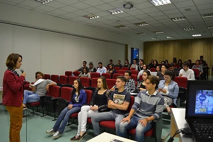 Reviver #MemóriasEducomunicativas é como conectar o passado ao presente…
E no quadro de hoje, relembramos a 5ª Mostra Educom, que aconteceu no dia 31 de julho de 2017, no campus Santa Mônica, na Universidade Federal de Uberlândia (UFU).
Esses registros nos permitem contar um pedaço do fazer jornalístico, em comunhão com a educomunicação, que continuam nos inspirando e nos movimentando.
#educomunicação #ufu #mostraeducom