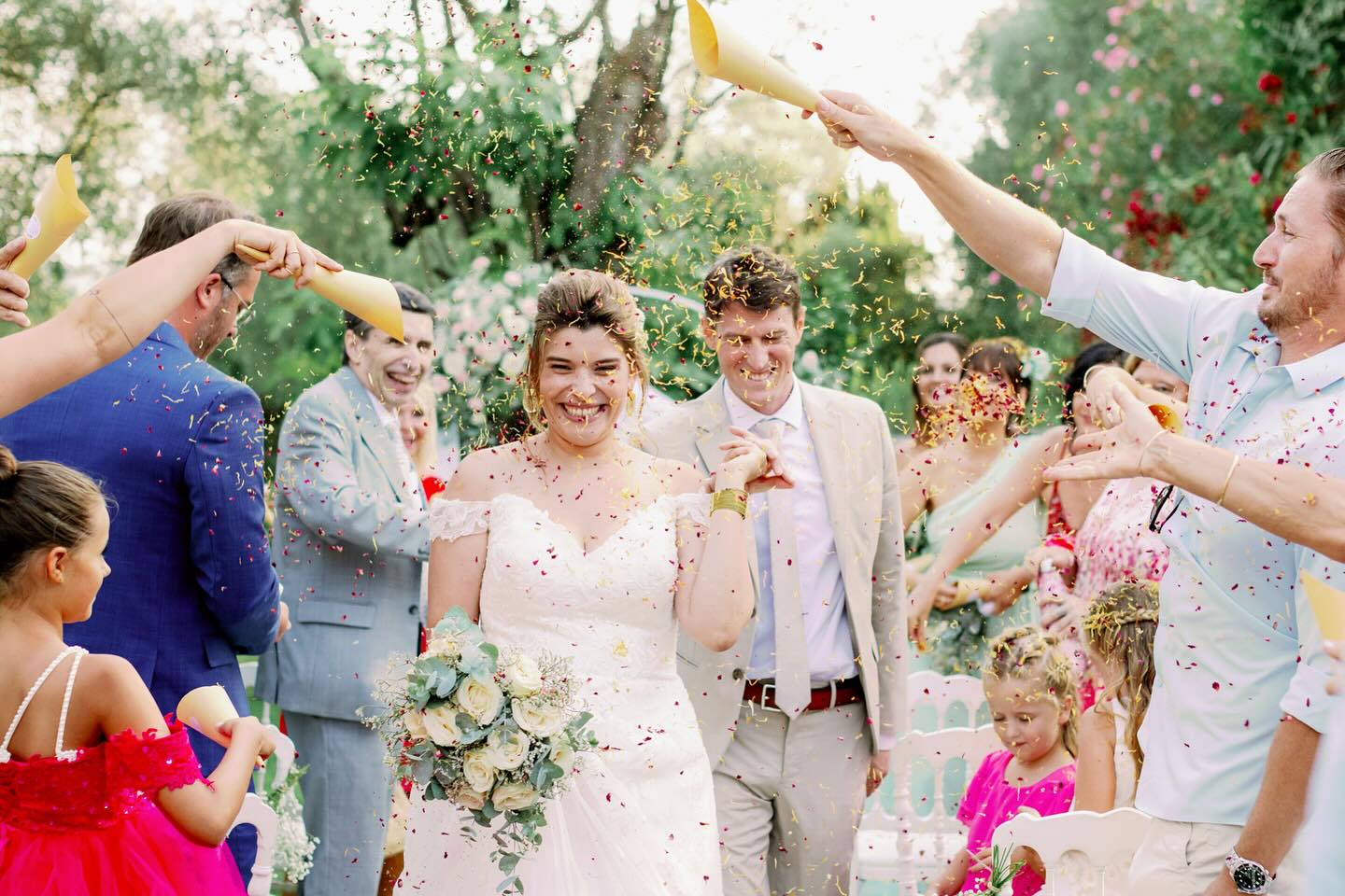 Douche de fleurs séchées au @massaintjoseph 🎉
#photographemariage #photographedemariage #photographemariagecotedazur #mariagecotedazur #mariageenprovence #ceremonielaique #photographecotedazur #photographeprovence