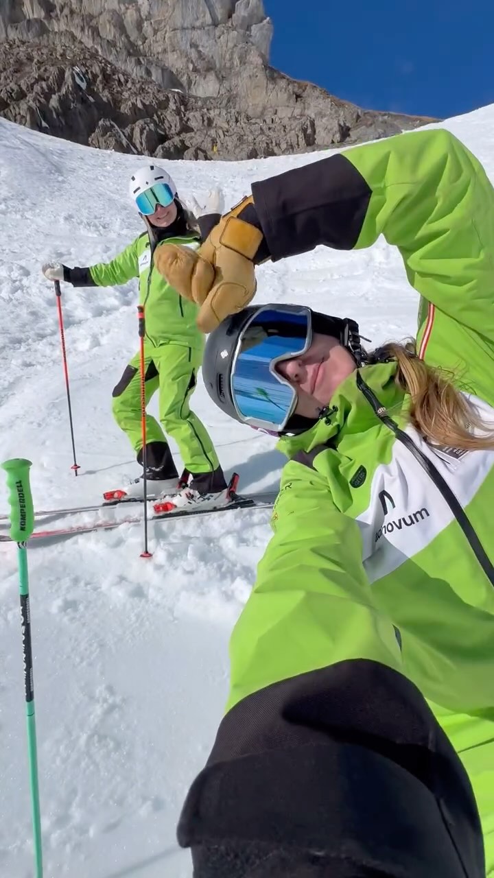 after work mogul fun ⛷️🌞 #arlbergclassic #skischool #skiguides #privateskilessons #mogulskiing #stantonamarlberg #lechzuers #binderworld #hülskenswasserbau #adnovum