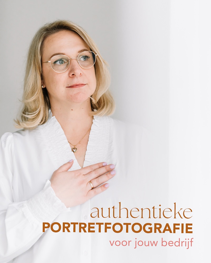 ZICHTBAARHEID // ๐
Moet je als persoon achter je bedrijf zichtbaar zijn? Nou allereerst MOET er helemaal NIKS. ๐ ๐ฐ๐ถ ๐ฅ๐ฐ ๐บ๐ฐ๐ถ en je bepaalt helemaal zelf of je jezelf wilt laten zien op social media en je website of niet. Maar ik ben wel van mening dat het je veel kan opleveren. Waarom?
๐๐ผ In een wereld waarin AI de overhand neemt en zoveel mogelijk geautomatiseerd wordt is de menselijke factor en persoonlijke touch belangrijker dan ooit. Begrijp me niet verkeerd; ook ik heb delen van mijn werk geautomatiseerd om sneller te kunnen werken, maar het contact verloopt altijd met mij persoonlijk.
๐๐ผ Mensen doen zaken met mensen. We willen het gevoel hebben dat we met een รฉcht persoon te maken hebben en niet een of andere robot of geautomatiseerd systeem.
๐๐ผ Persoonlijke fotoโs zorgen ervoor dat je betrouwbaarder overkomt en beter onthouden wordt door potentiรซle klanten. En hoe vaker mensen je zien, hoe sneller ze aan je denken wanneer ze jouw product of dienst nodig hebben.
๐๐ผ Wist je dat social media posts met fotoโs van jouzelf beter gelezen worden dan andere posts?
Reden genoeg dus om een ๐ฑ๐ฆ๐ณ๐ด๐ฐ๐ฏ๐ข๐ญ ๐ฃ๐ณ๐ข๐ฏ๐ฅ๐ช๐ฏ๐จ ๐ด๐ฉ๐ฐ๐ฐ๐ต te doen en het gezicht achter het bedrijf te laten zien.
Wordt het voor jou tijd om zichtbaar te worden? Laten we dan (virtueel) koffie drinken โ๏ธ om samen de mogelijkheden te bespreken
๐งก Lifestyle & Business fotografie
๐ฉท sabrina@studio-rood.com
๐งก www.studio-rood.com
.
.
.
#personalbranding #brandingphotography #brandingphotographer #businessphotoshoot #businesswoman #bossbabe #girlboss #lifestylephotographer #businessowner #ondernemerschap #entrepreneur #businessbranding #brandingshoot #bedrijfsfotografie #fotograafzuidlimburg #fotograaflimburg