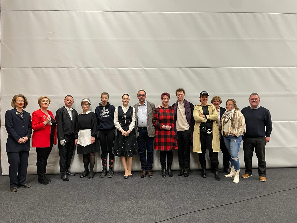 Krimi-Dinner 2025
De Weekend huet eis Musek déi drëtt Oplag vun hirem alljärlechen Krimi-Dinner presentéiert. Dëst Joer stoung d’Stéck „Déi Léif Famill“ vum Silke Dutz um Programm.
Hei deele mir nach e puer Impressioune vum Owend mat Iech matt e puer „Behind the Scenes“ Fotoen – Mir hoffen, et hunn sech keng Black Cherries an Ärem Dessert verstoppt!
Mir hoffen, et huet Iech gutt gefall a freeën eis, Iech och nächst Joer erëm begréissen ze däerfen!